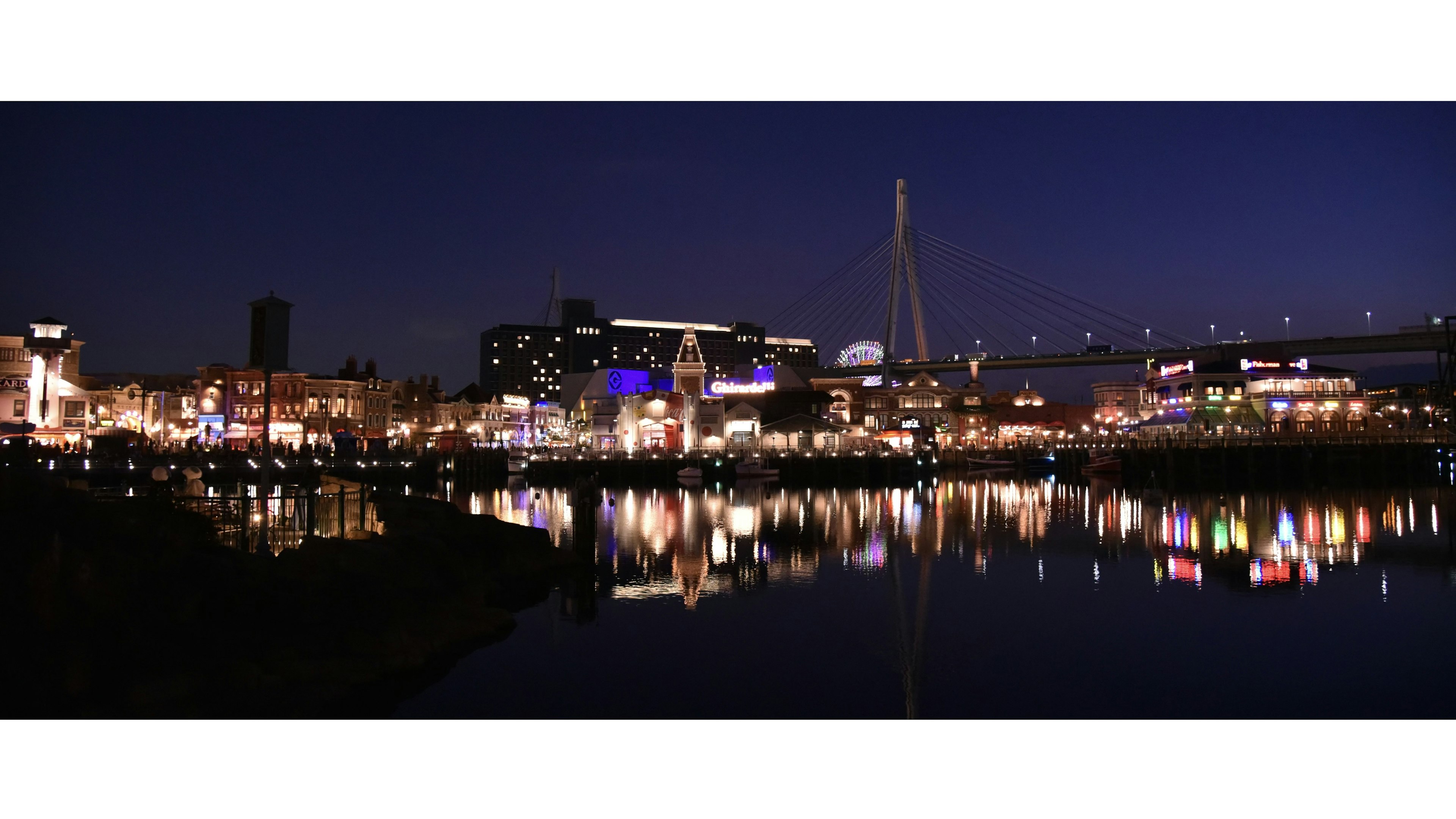 Paysage urbain nocturne avec lumières se reflétant sur l'eau