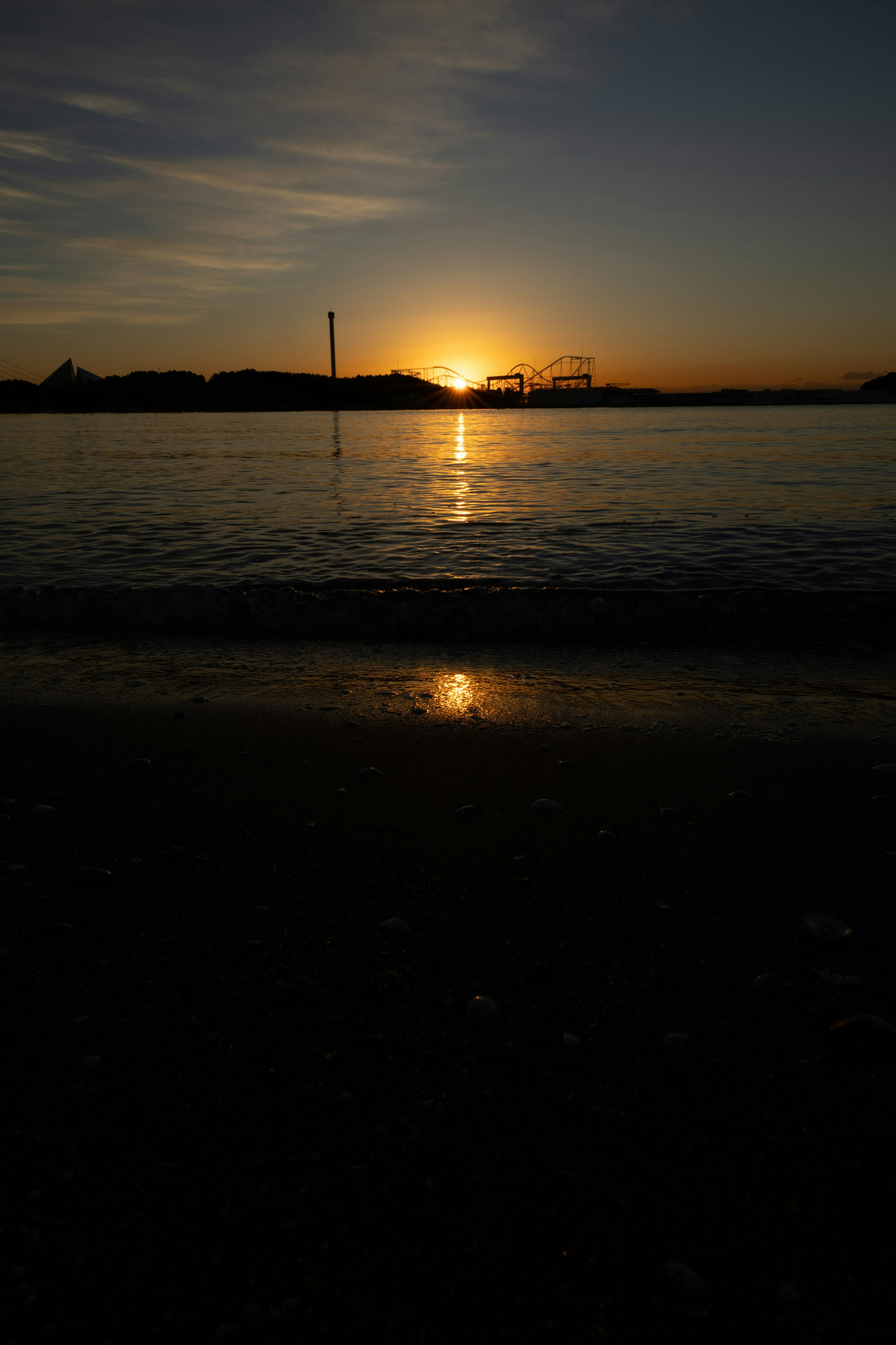 夕日が水面に反射する静かな海の風景