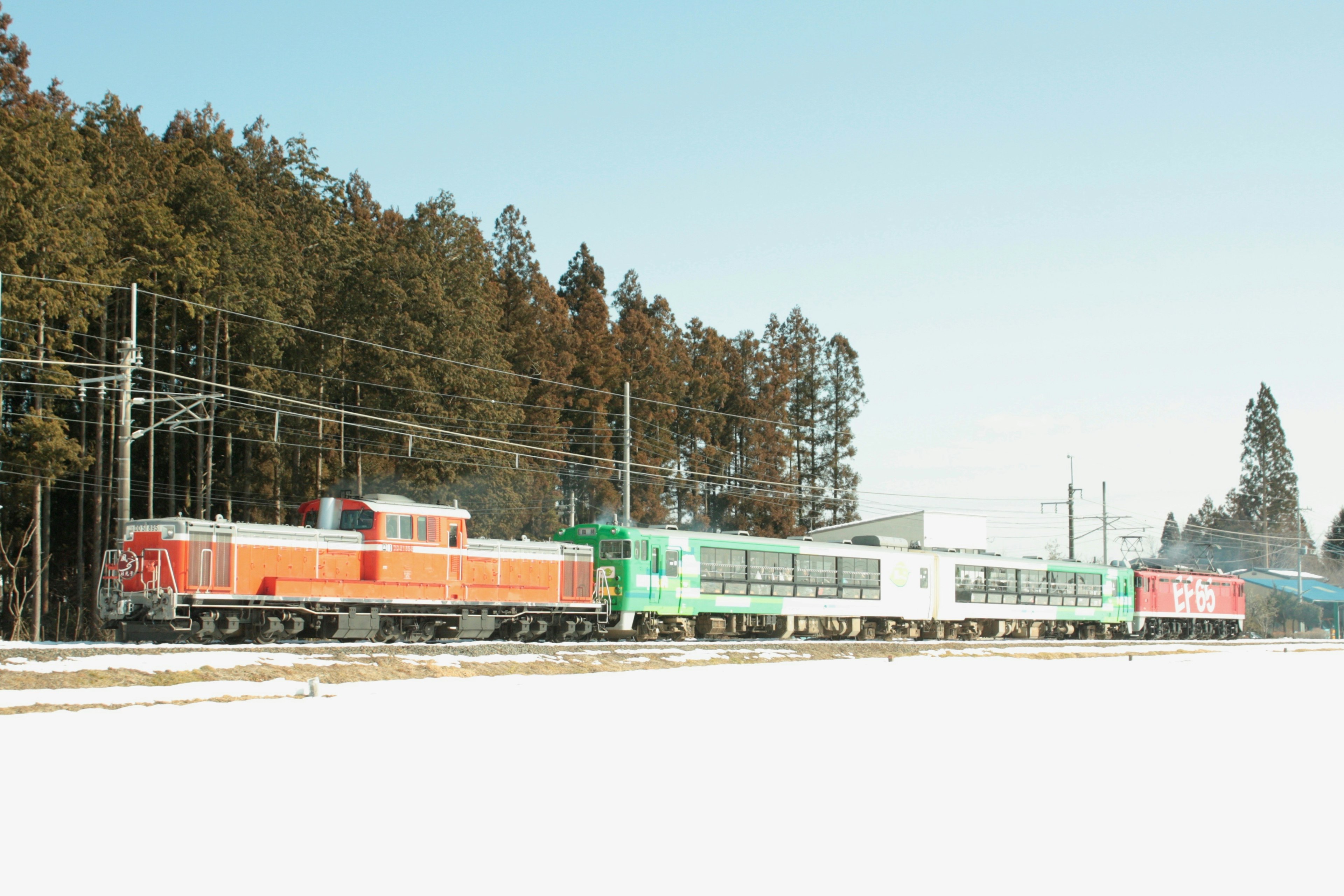 在雪地景觀中行駛的彩色火車