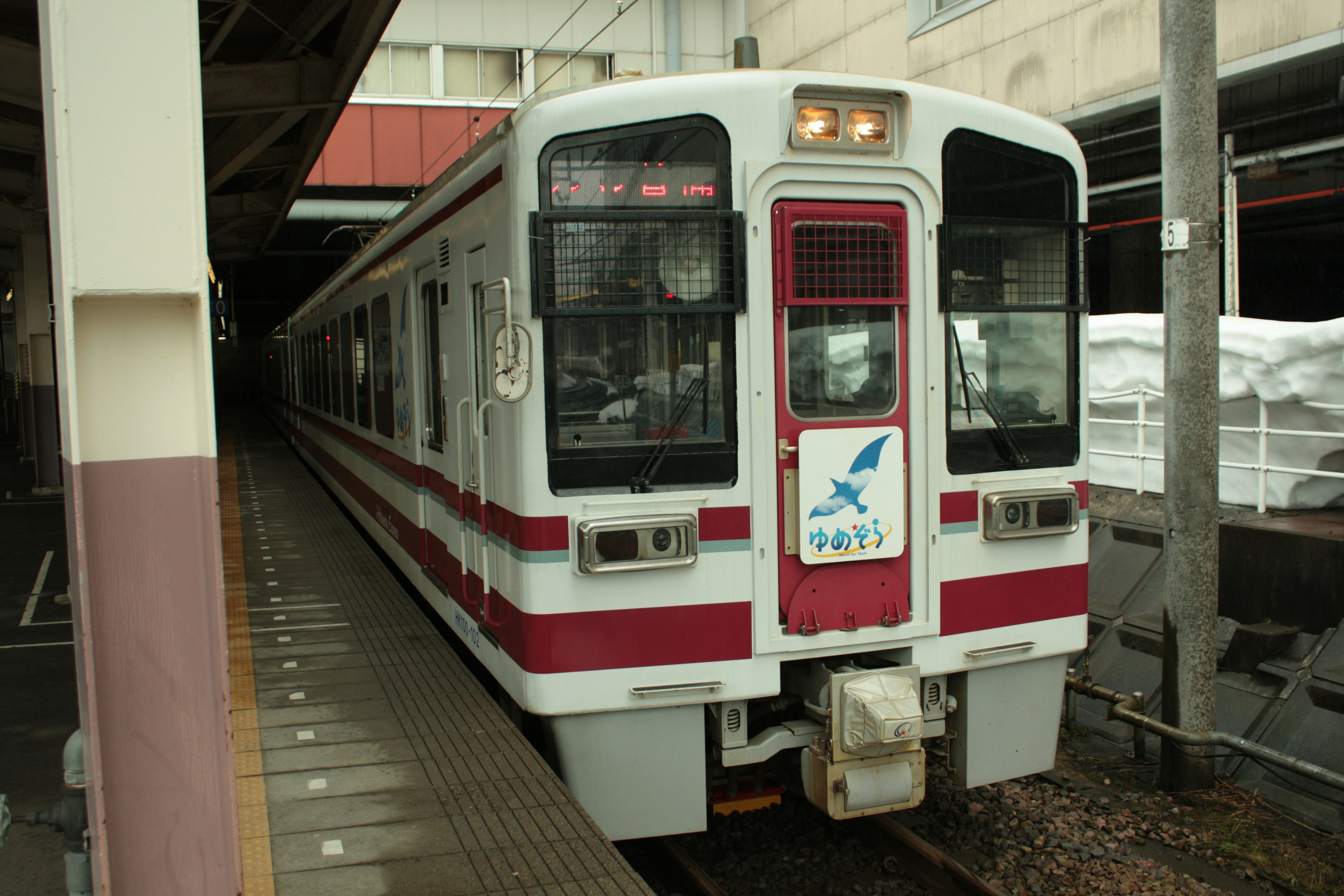 รถไฟสีแดงและขาวที่สถานี