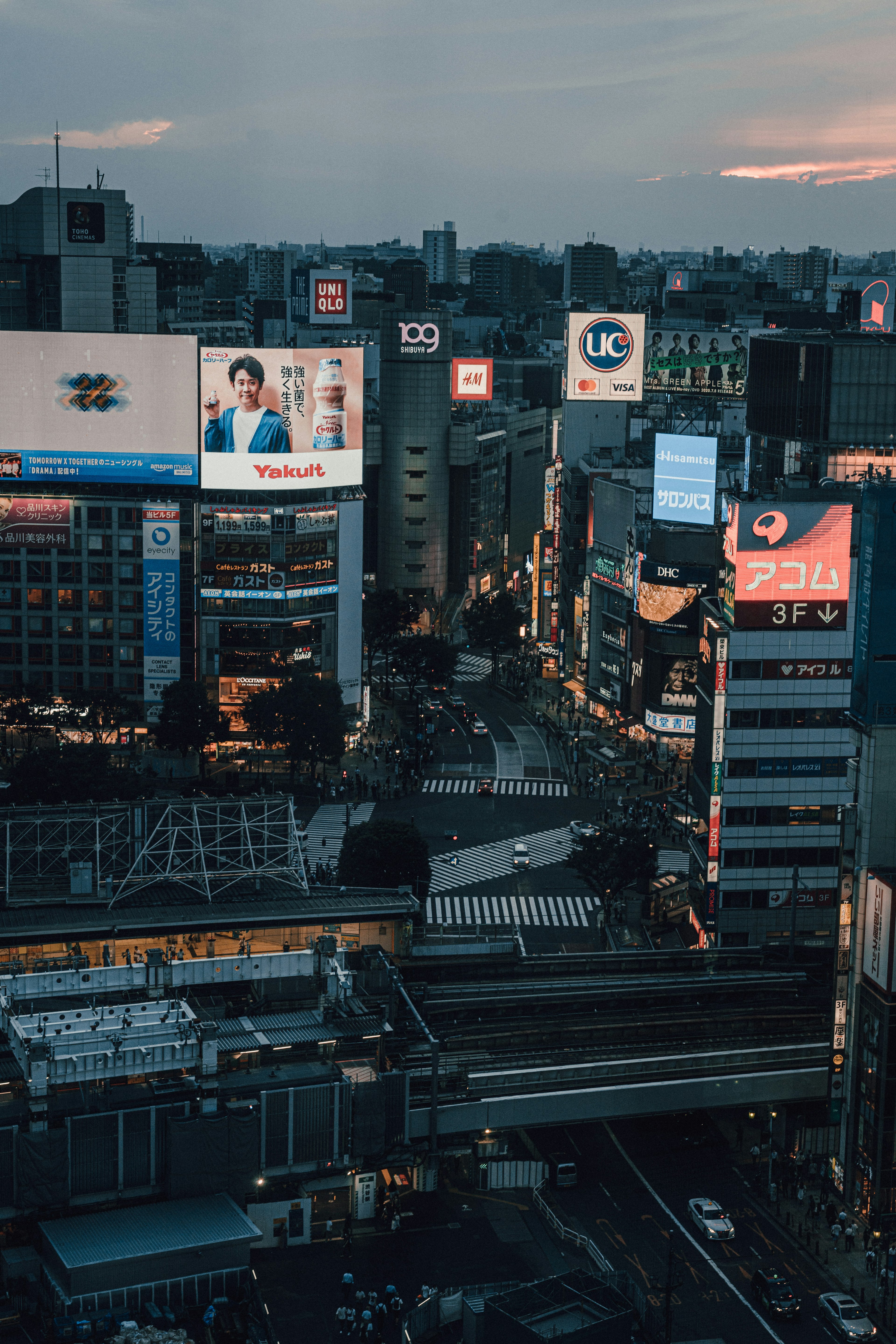 夕暮れ時の都市景観にあるビル群と広告