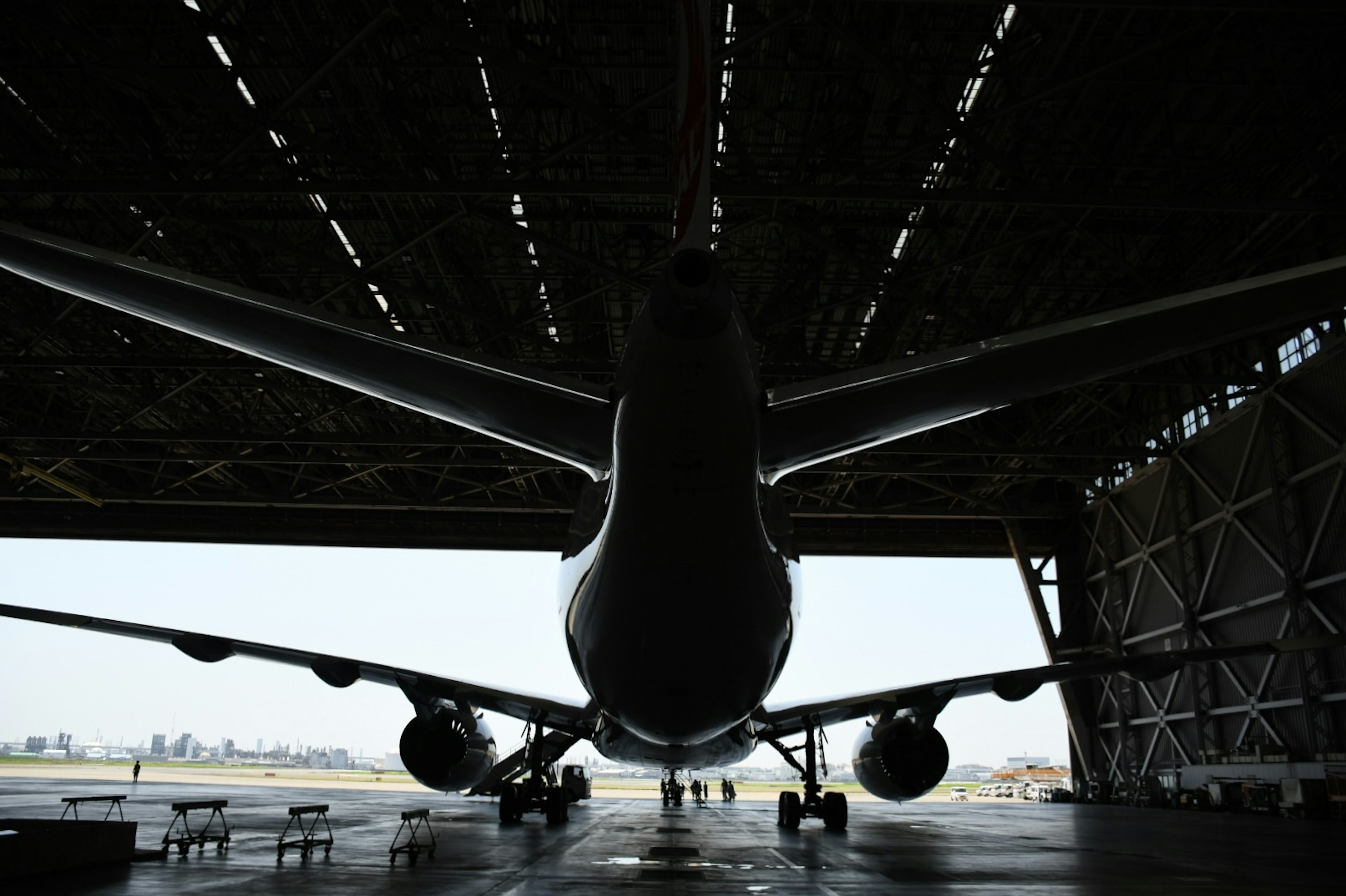 航空機が格納庫の中にあるシルエットの写真