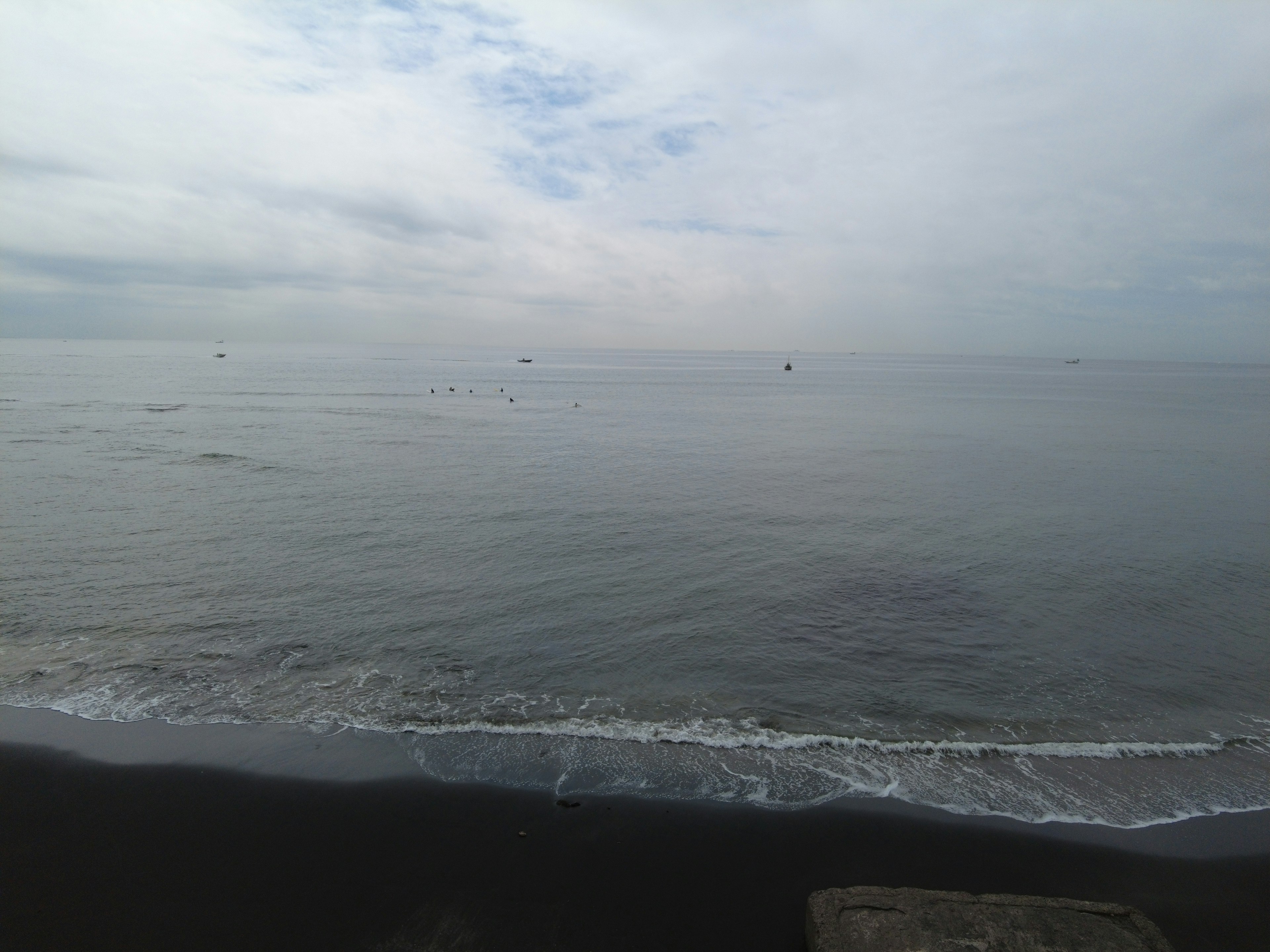 穏やかな海と曇り空の風景