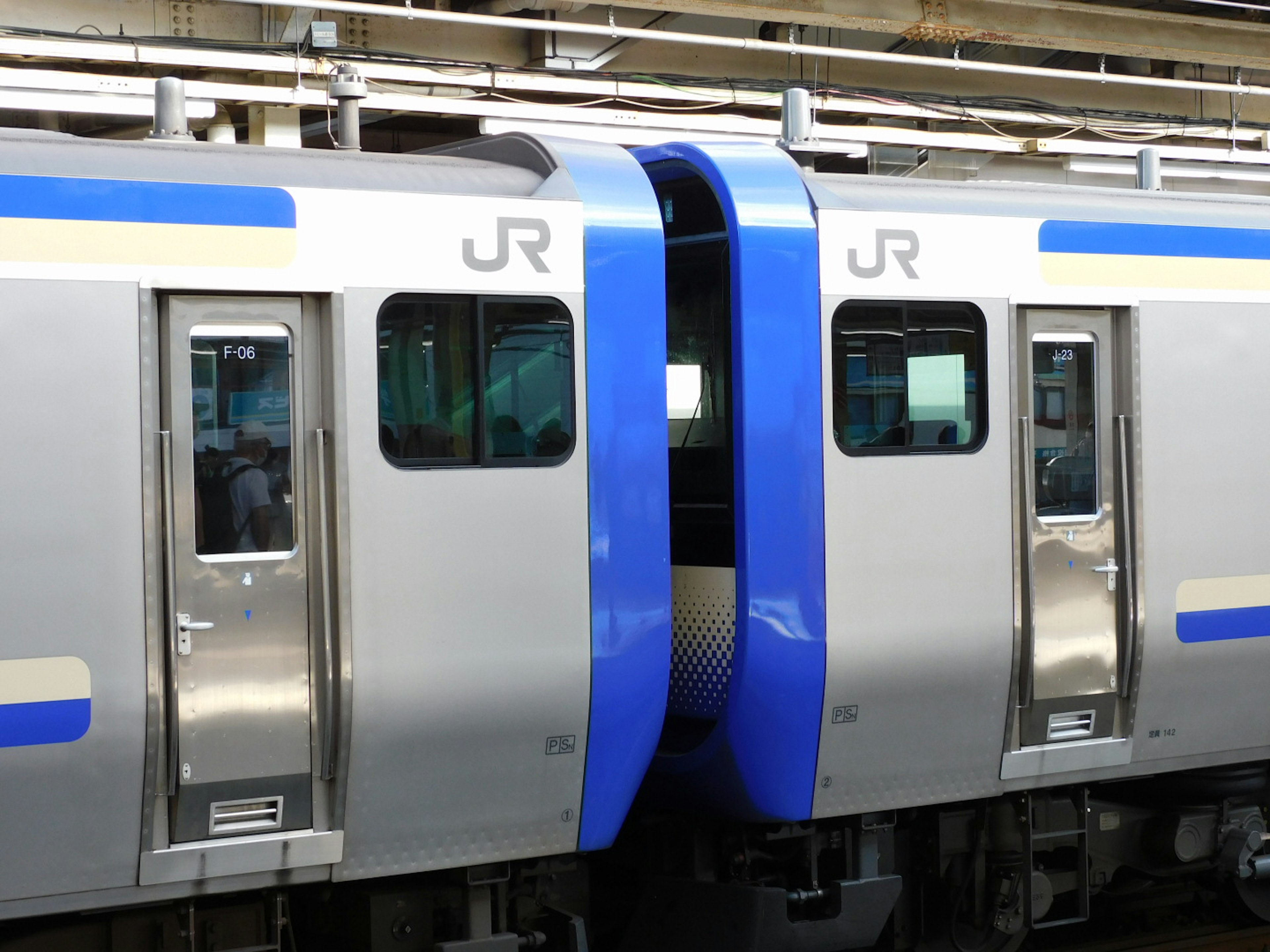 青と銀のJR電車のドアが開いている車両の部分