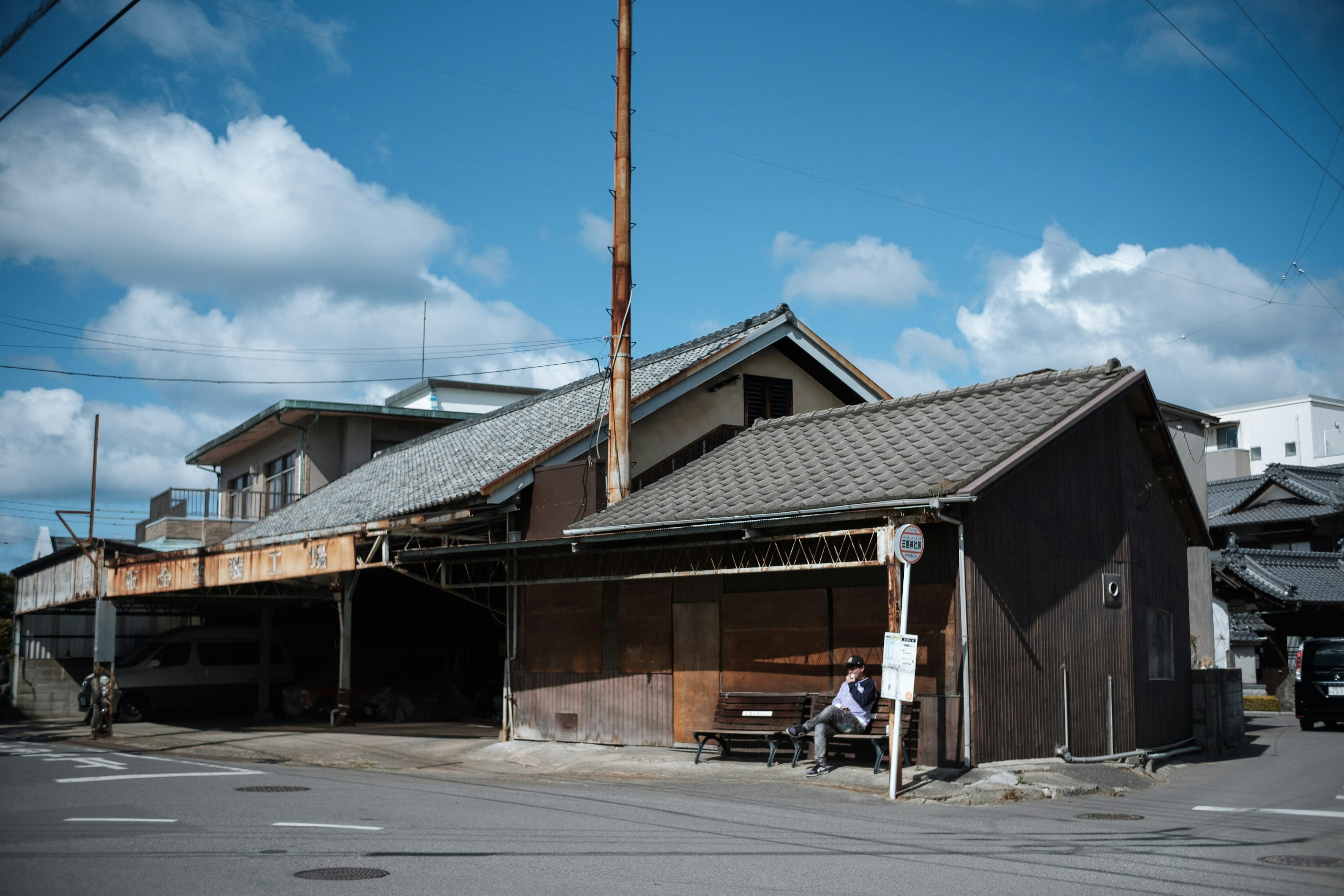 Ancienne maison japonaise sous un ciel bleu