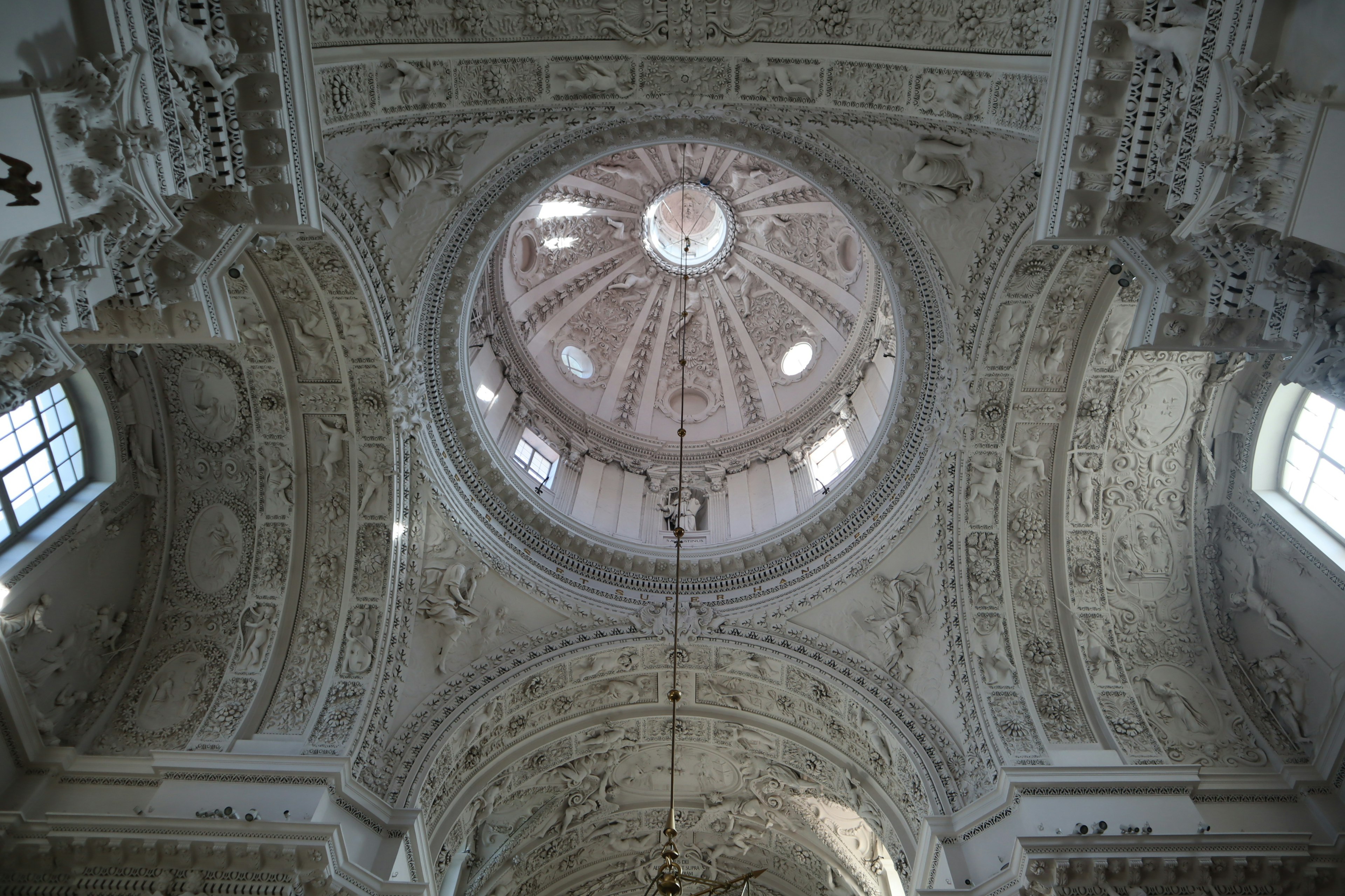 Vista interior de una cúpula de iglesia bellamente decorada