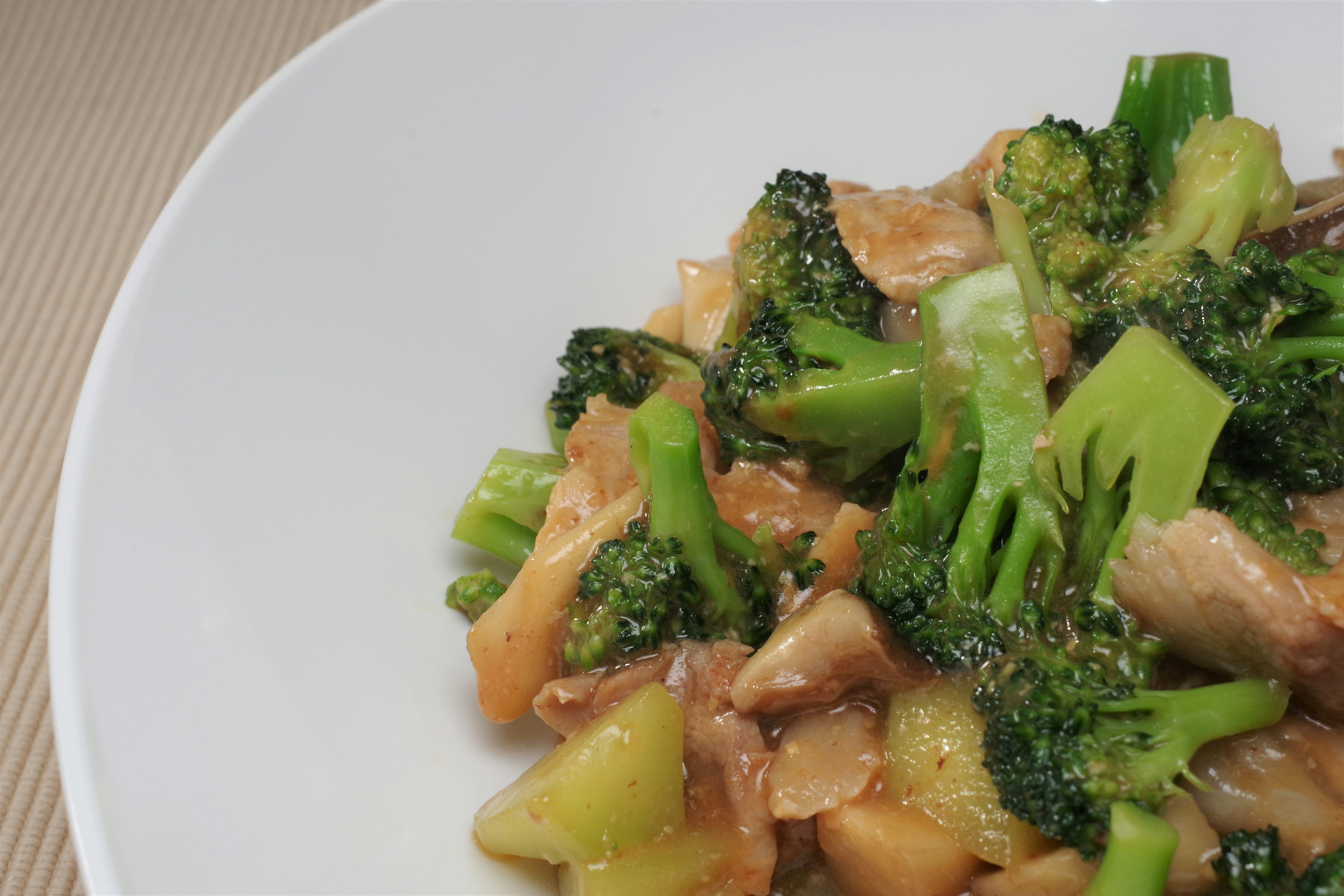 Stir-fried chicken with broccoli and potatoes