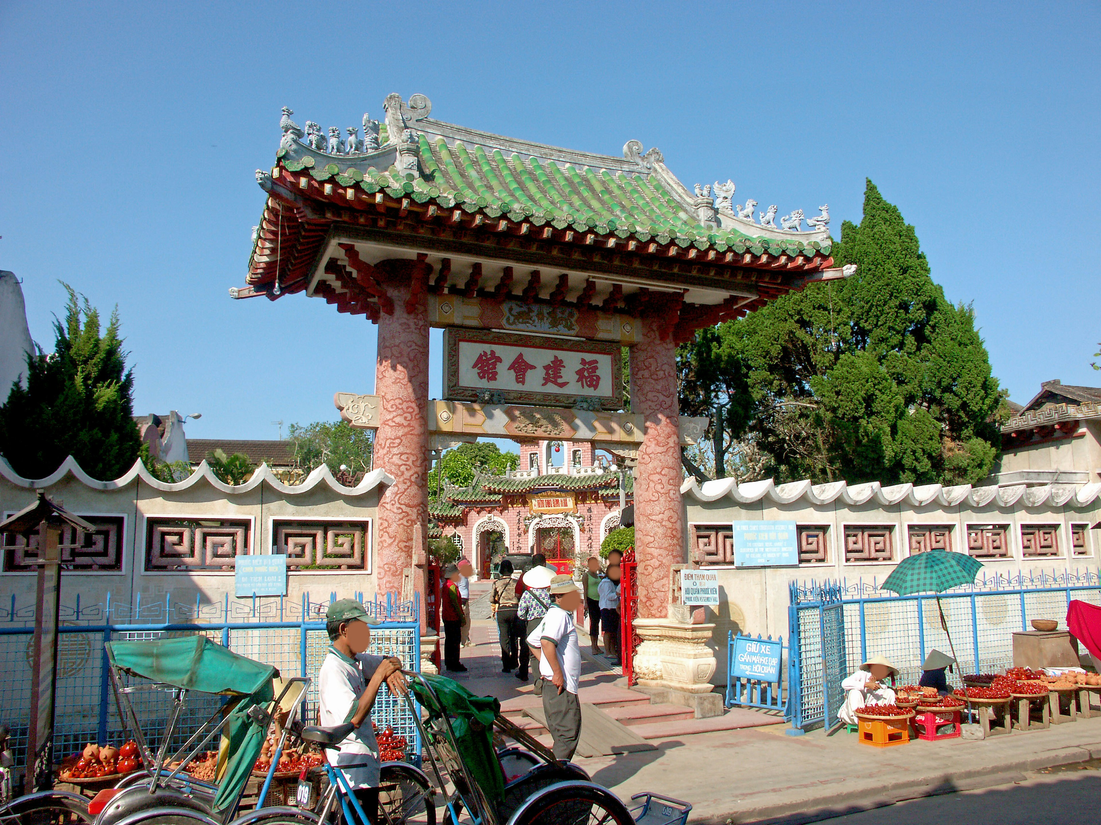 Puerta china tradicional con techo colorido y paisaje circundante