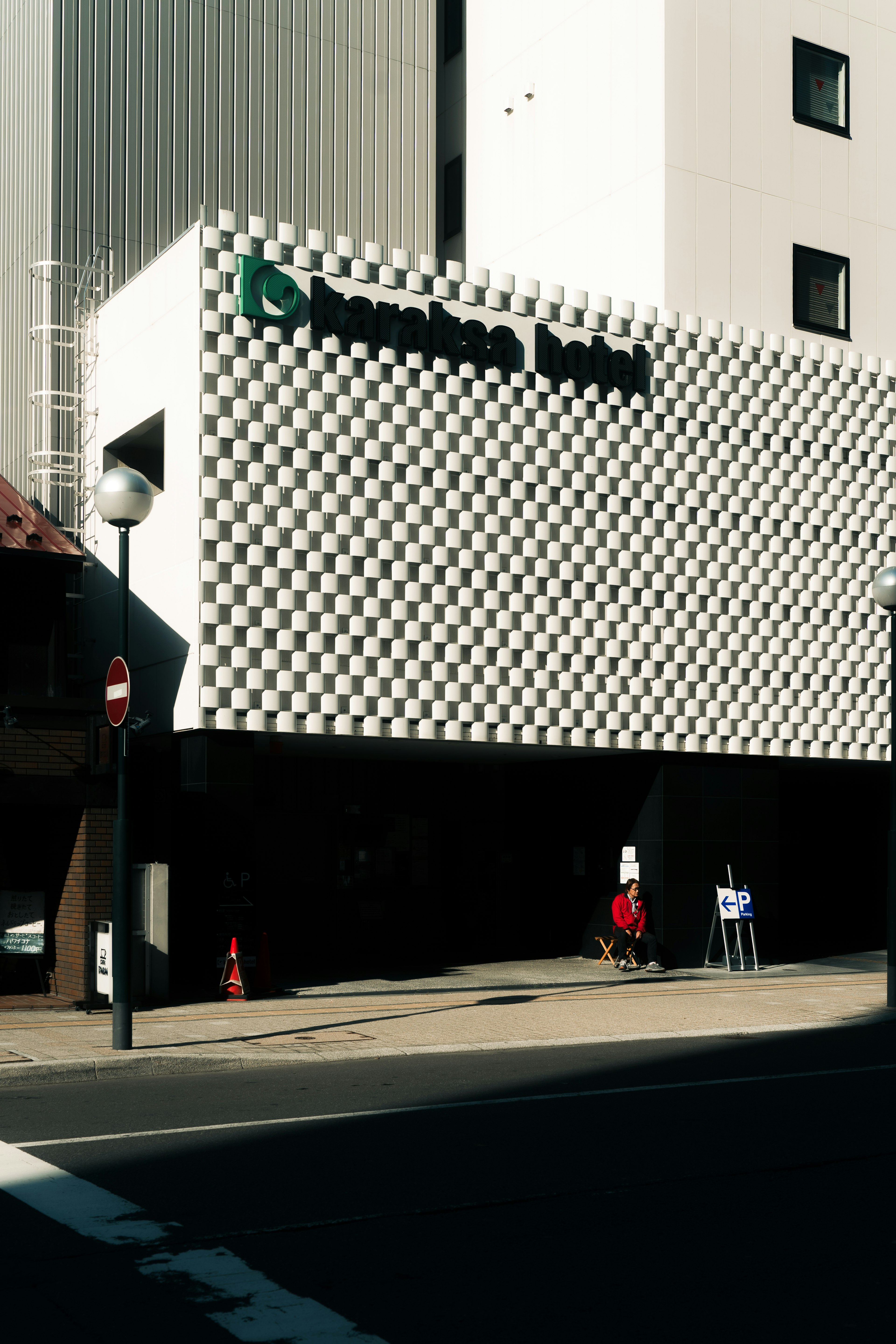 Bâtiment moderne avec une façade à damier blanc et noir