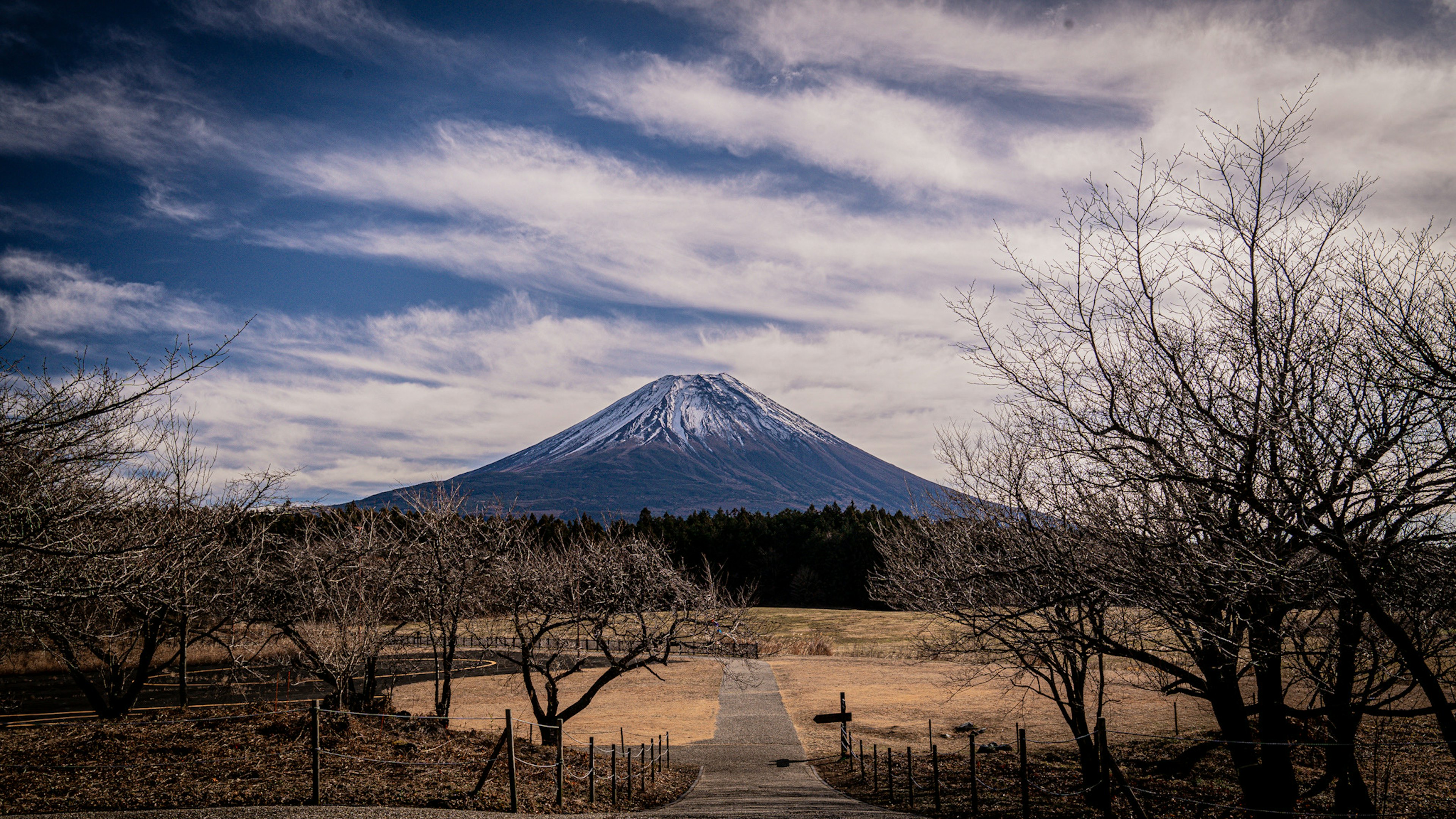 Schneebedeckter Fuji unter einem blauen Himmel mit verstreuten Wolken