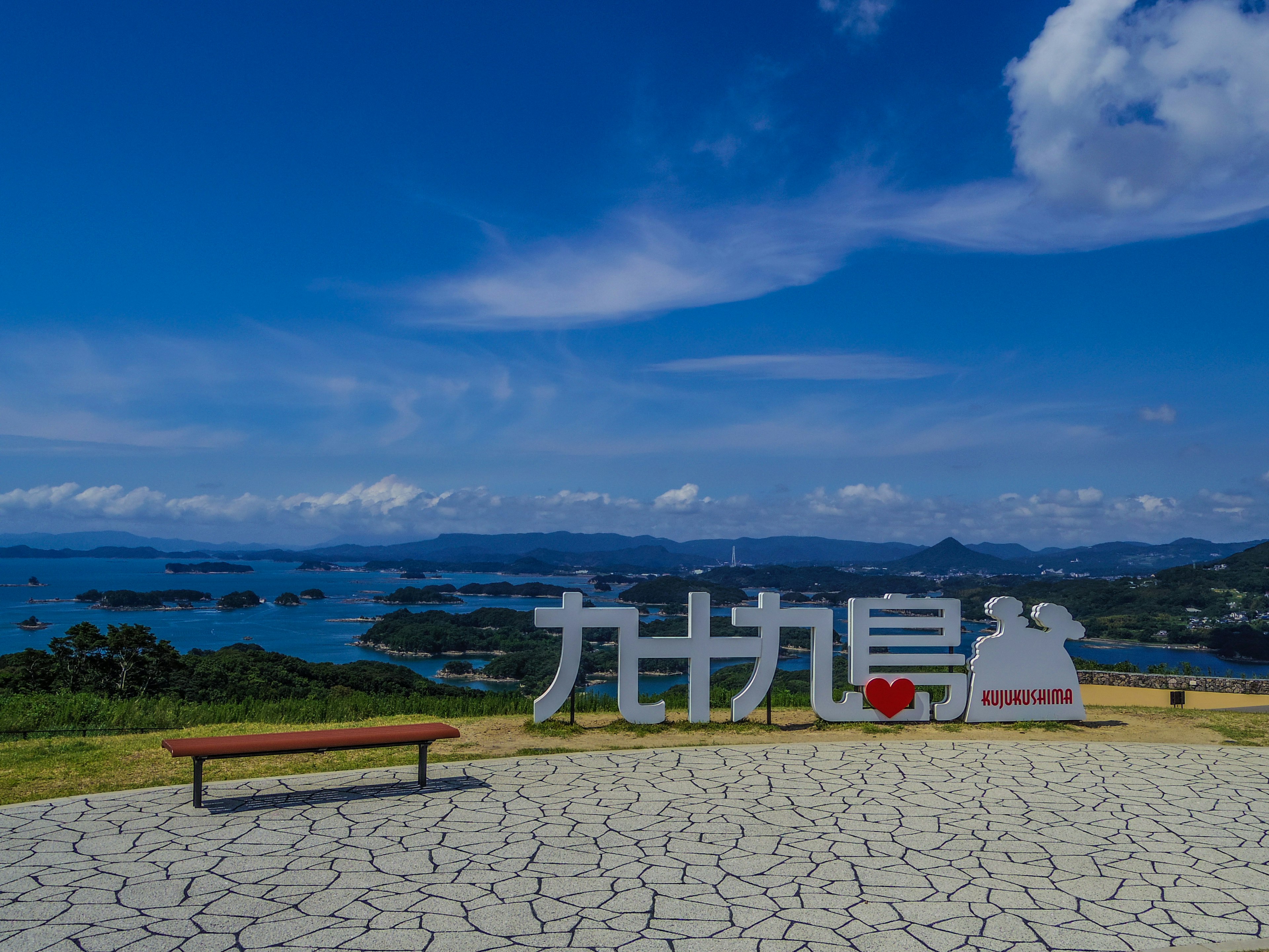 Vista panoramica di Nagasaki con un cartello che indica il nome dell'isola