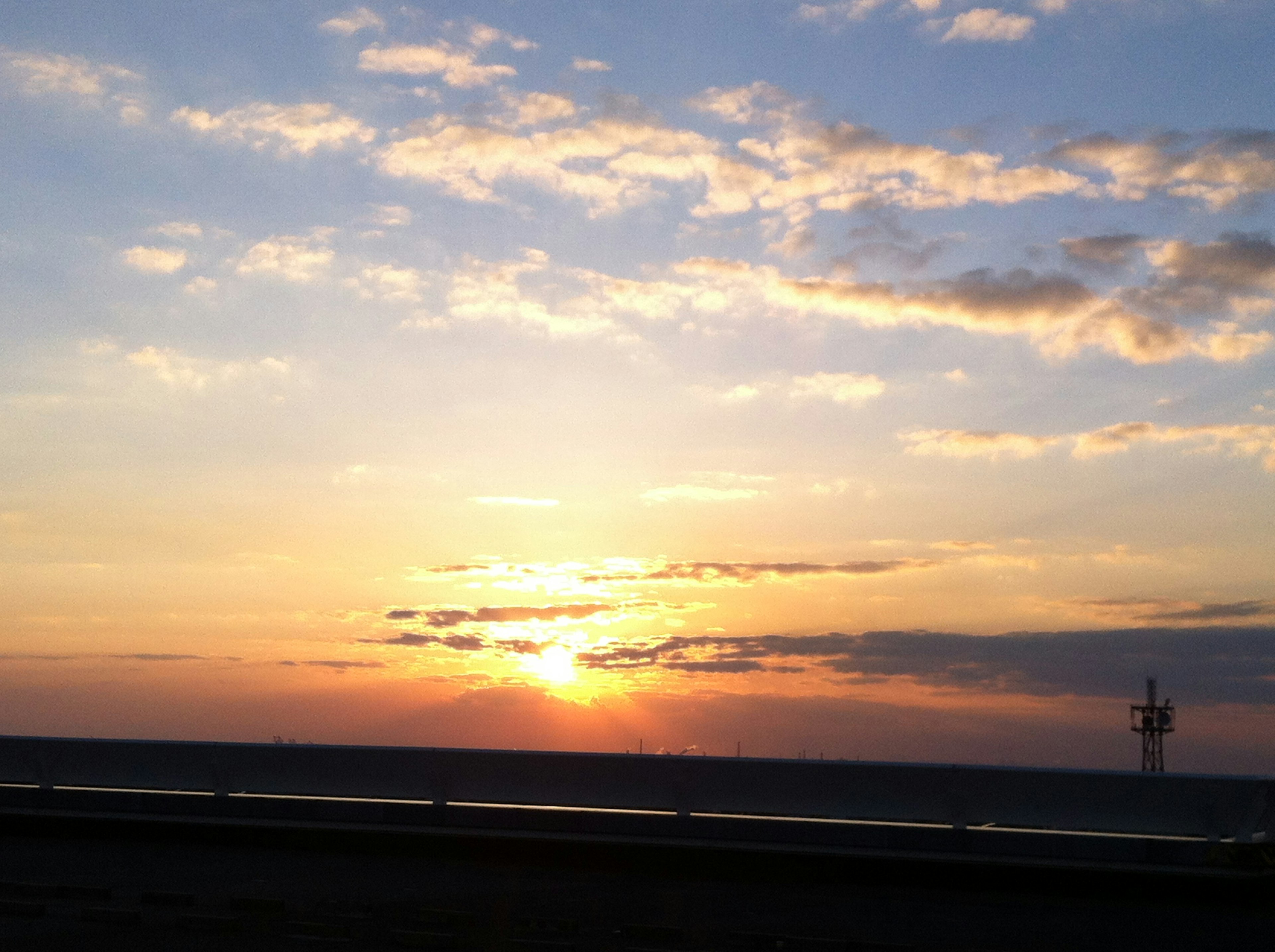 Un bellissimo tramonto sul mare con una sfumatura di arancione e blu nel cielo