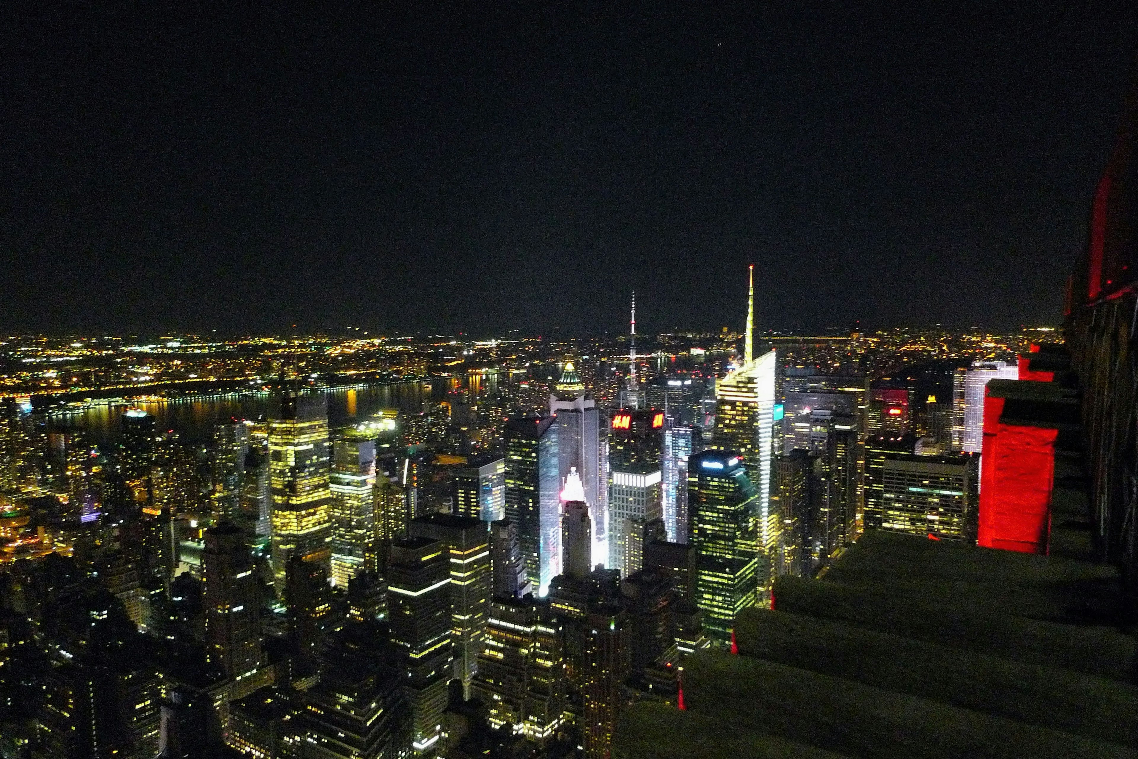 Pemandangan malam yang menakjubkan dari New York dengan gedung pencakar langit yang diterangi