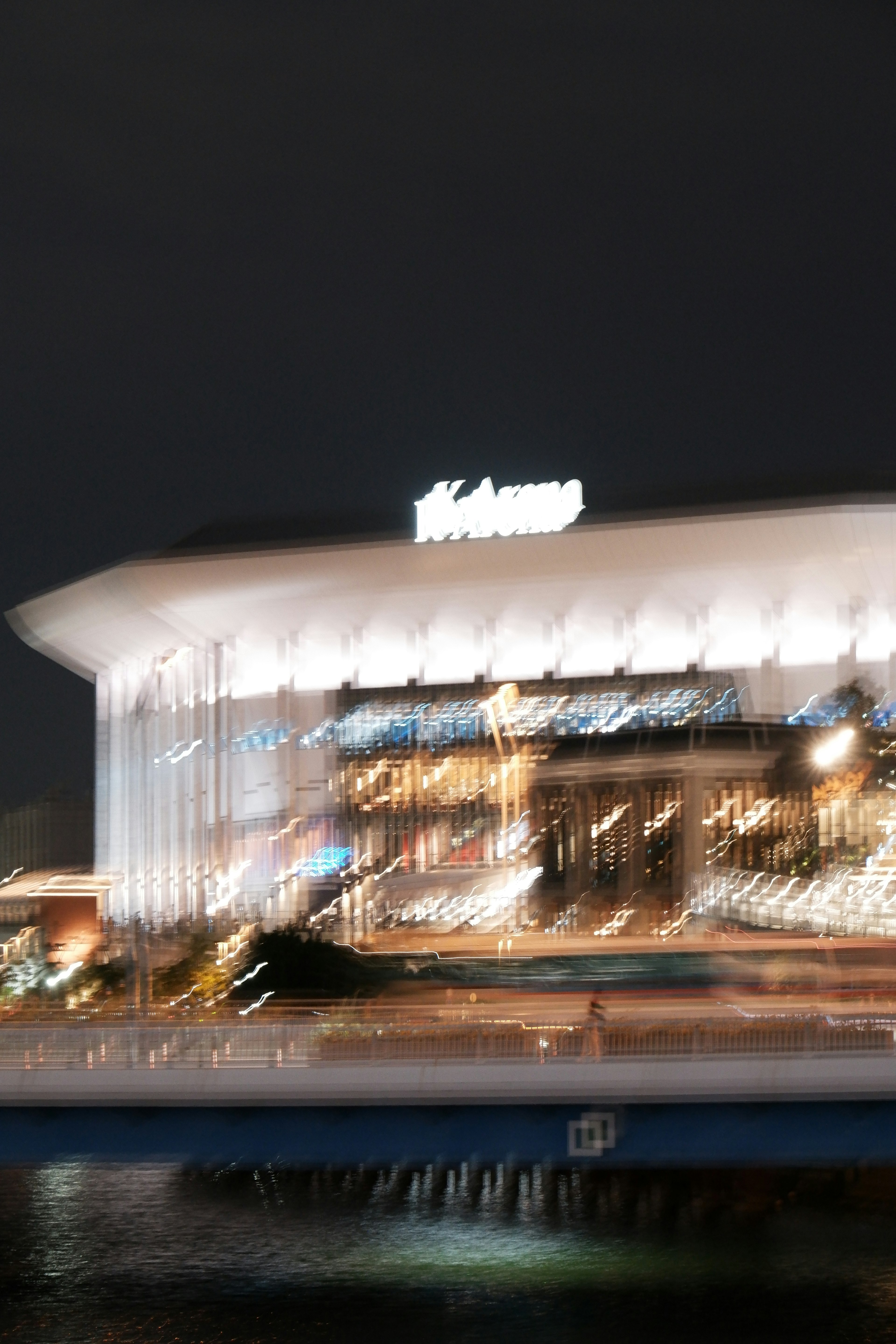 夜の街並みを背景にしたぼやけた建物の画像