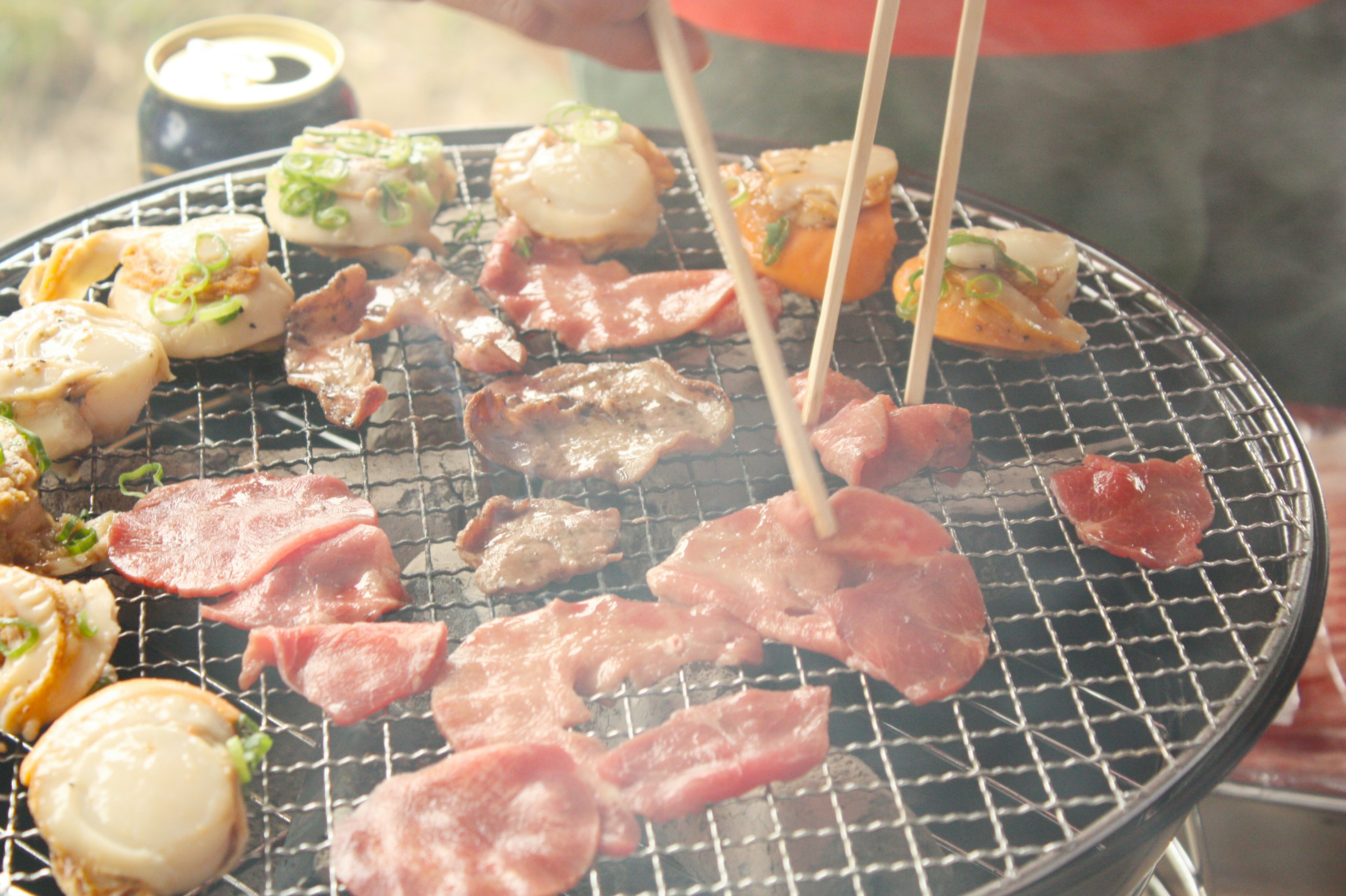 バーベキューグリルで焼かれた肉とシーフードの盛り合わせ