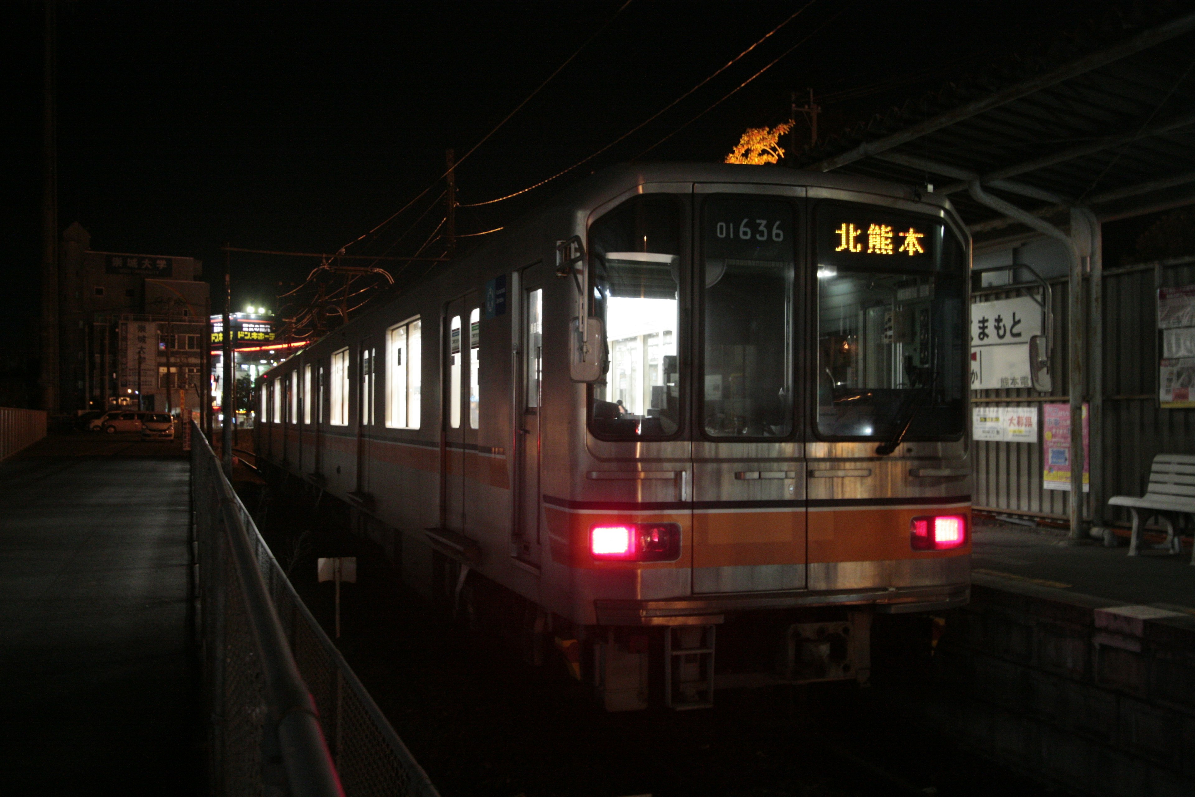 Tren estacionado en una estación durante la noche