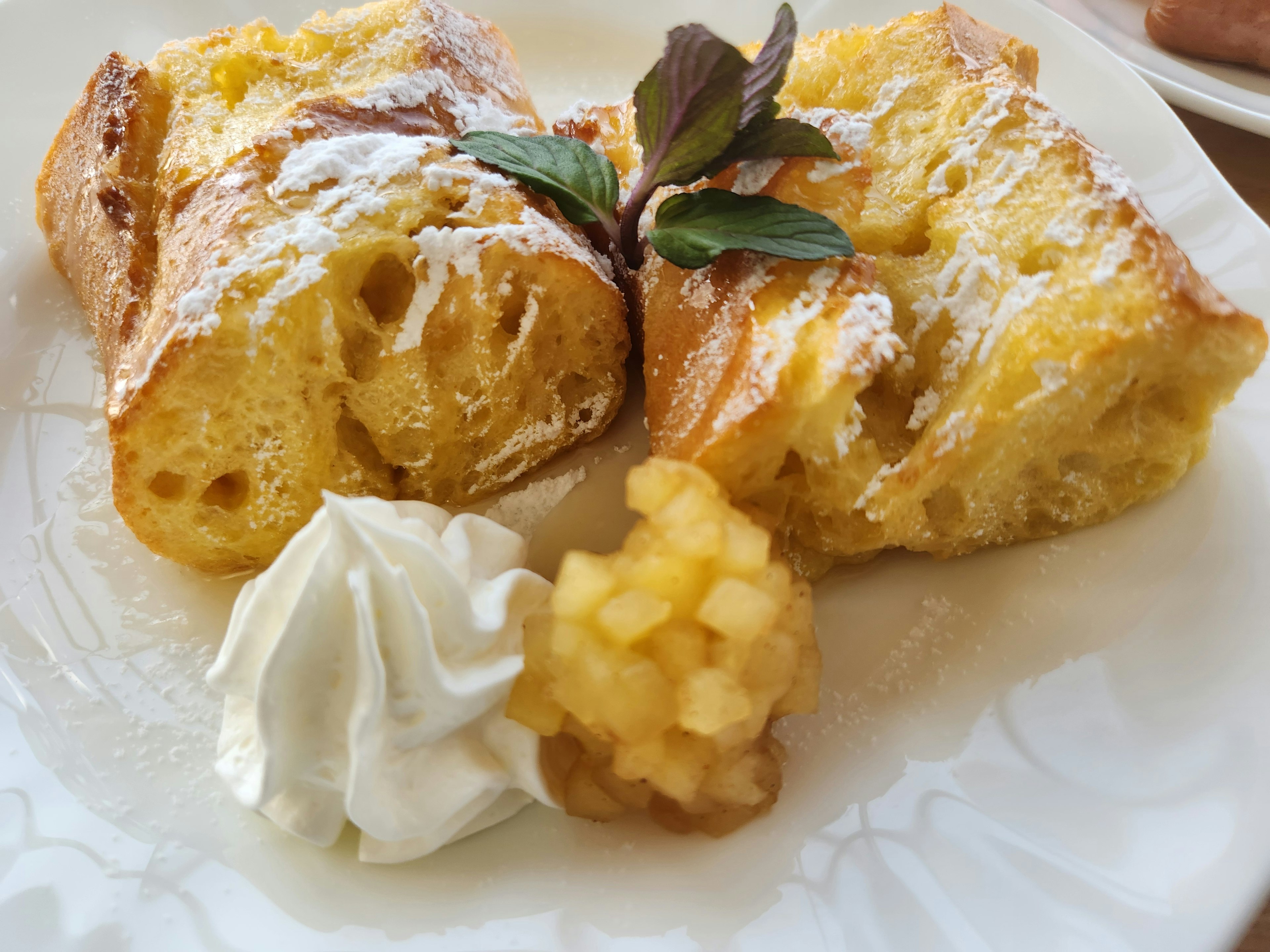 Scheiben von süßem Dessert mit Sahne und Obst