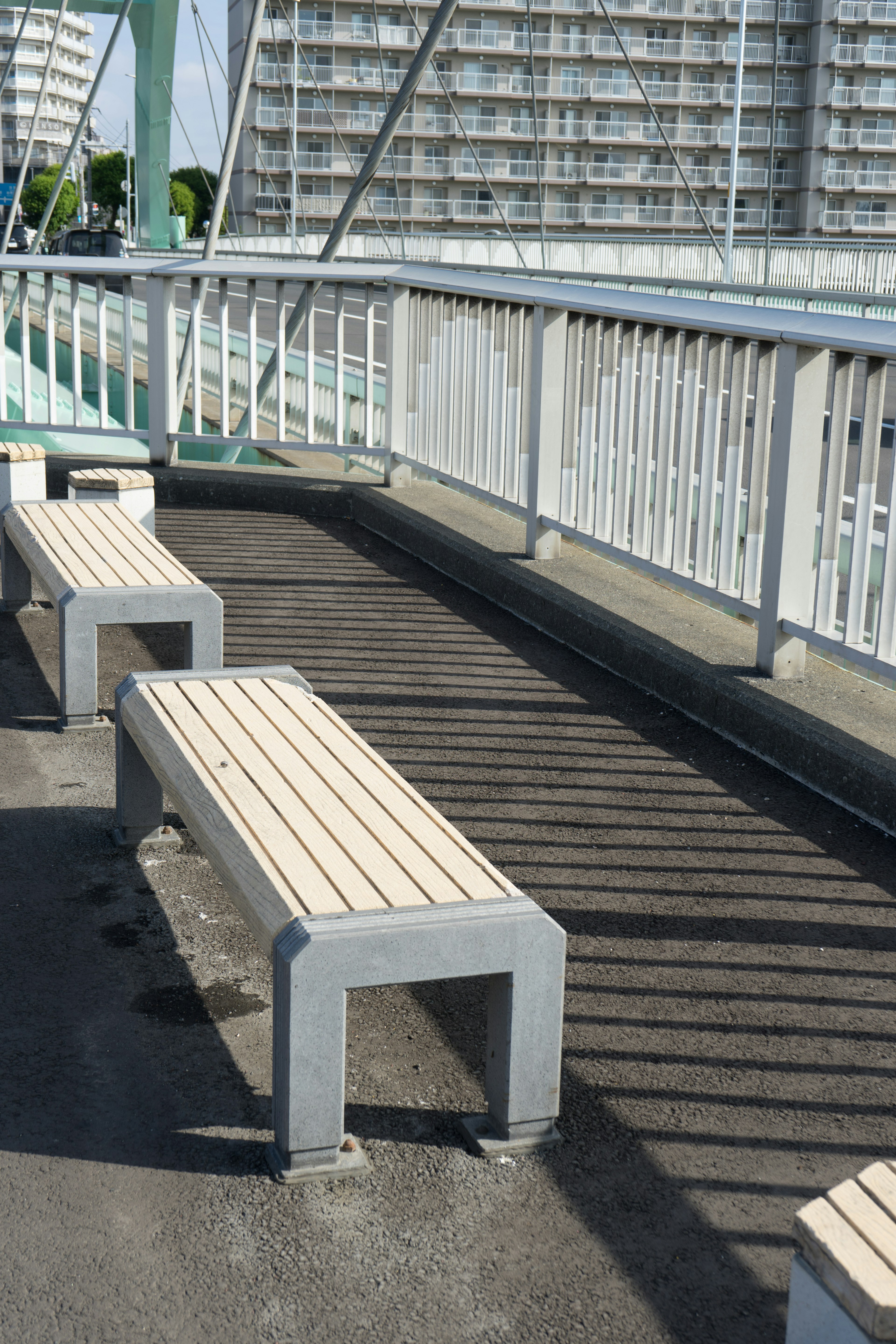 Vue du pont avec des bancs et des ombres