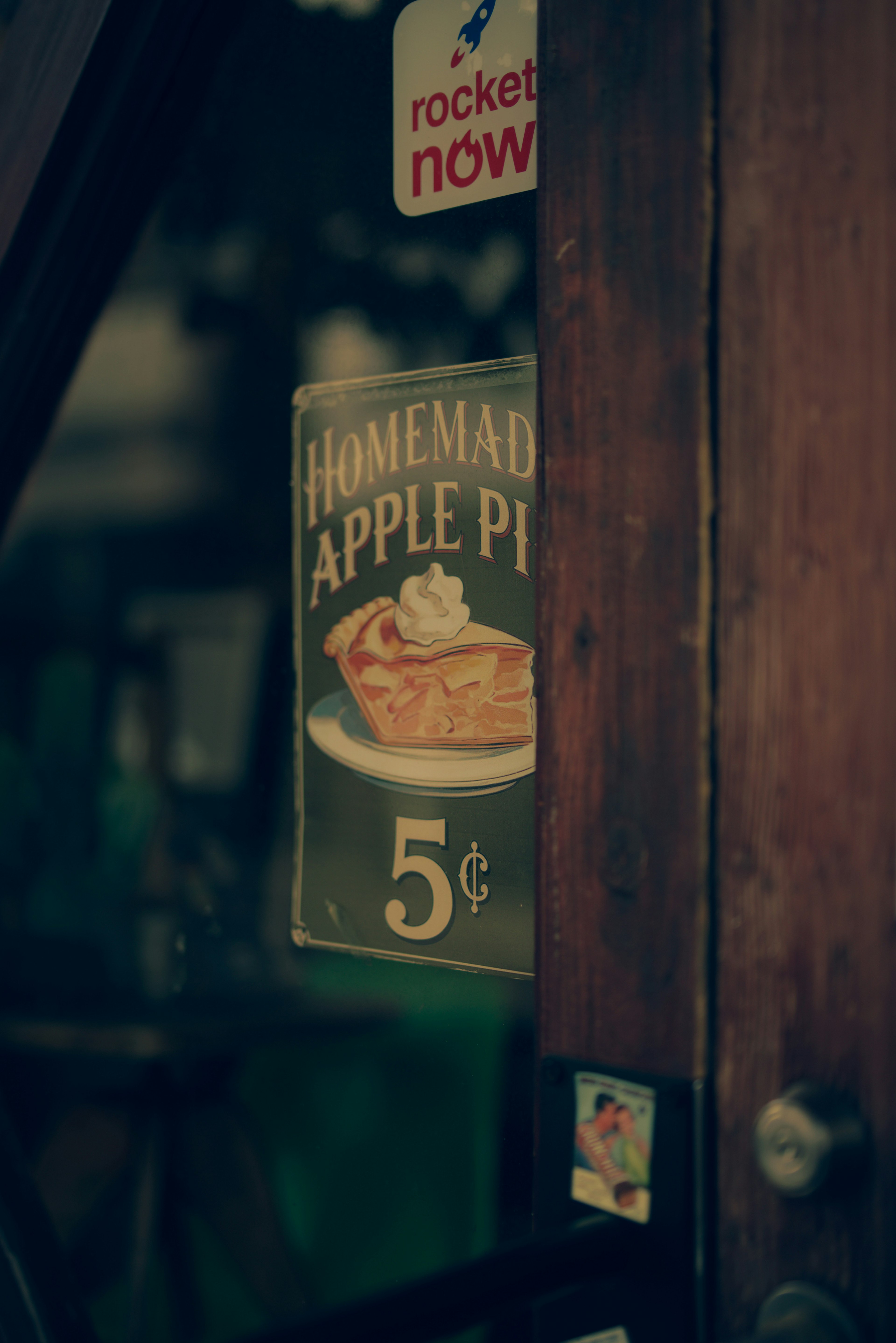 Homemade apple pie sign on a door