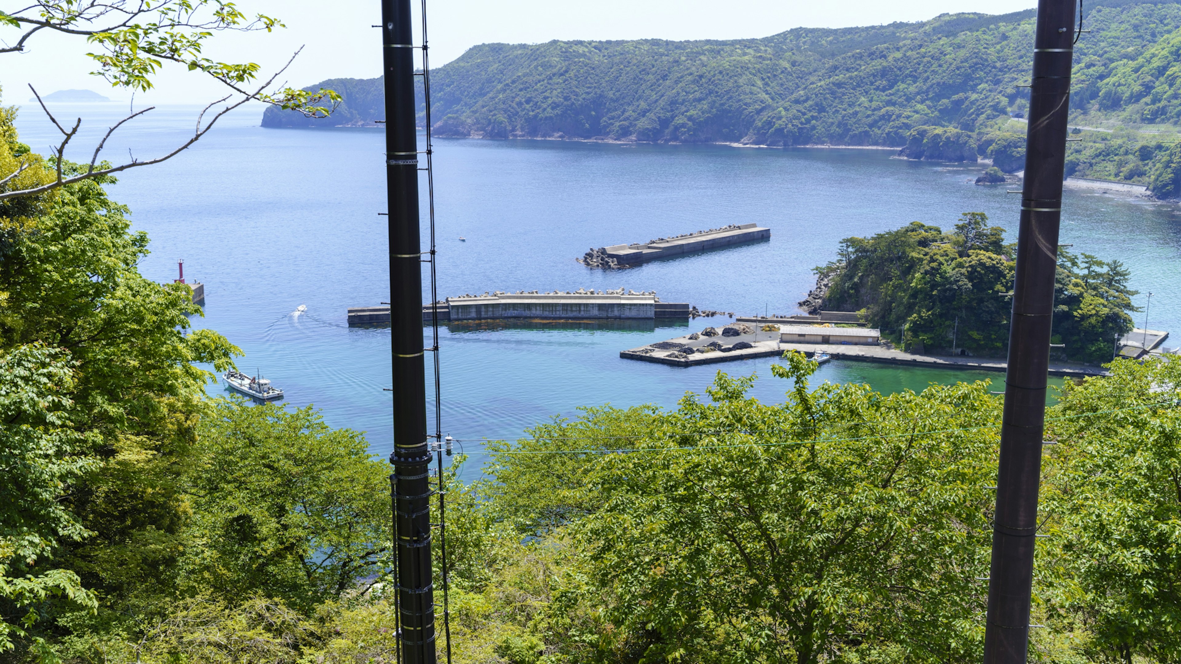 海と緑の山々の景色 港と小島が見える