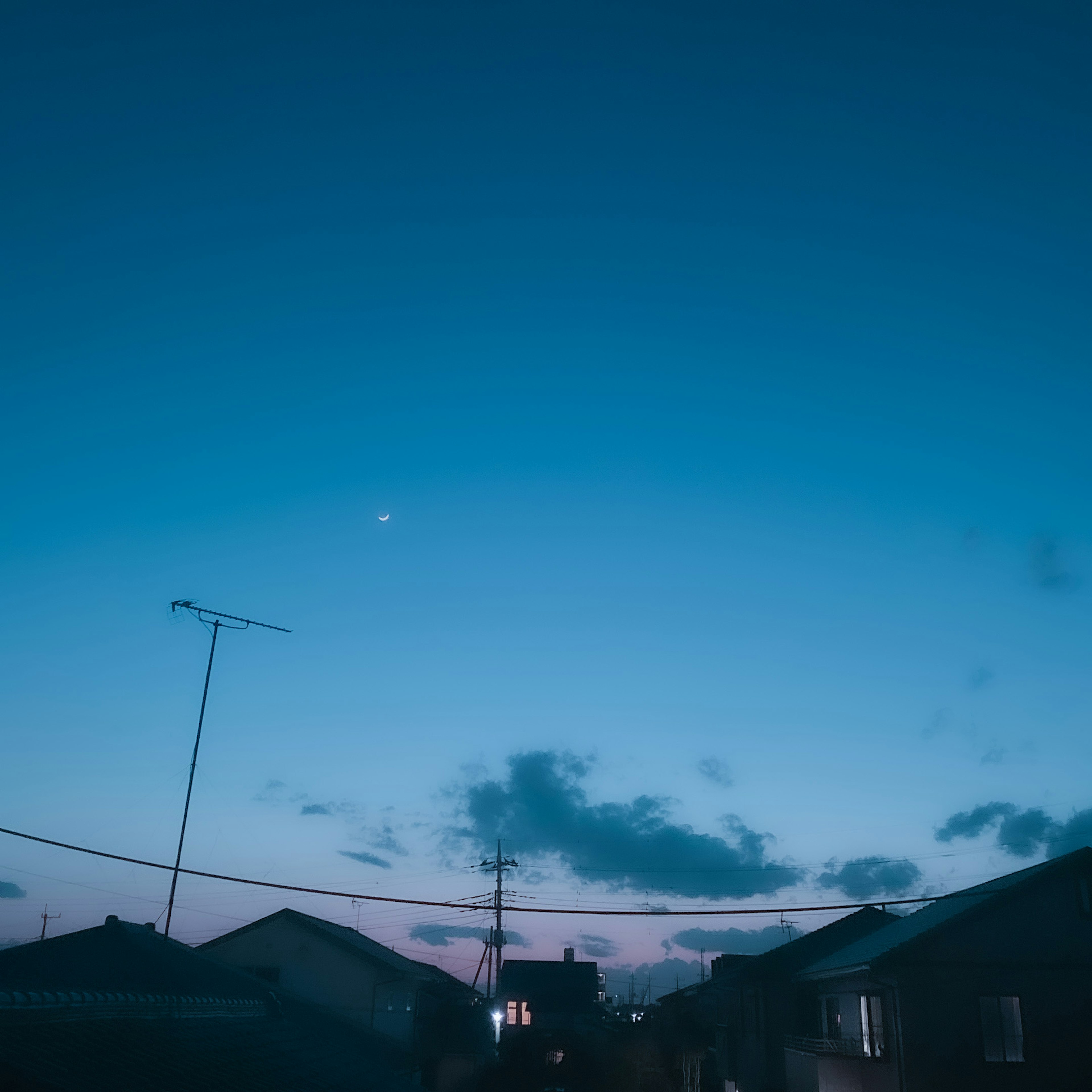 青い空と雲が広がる夕暮れ時の風景