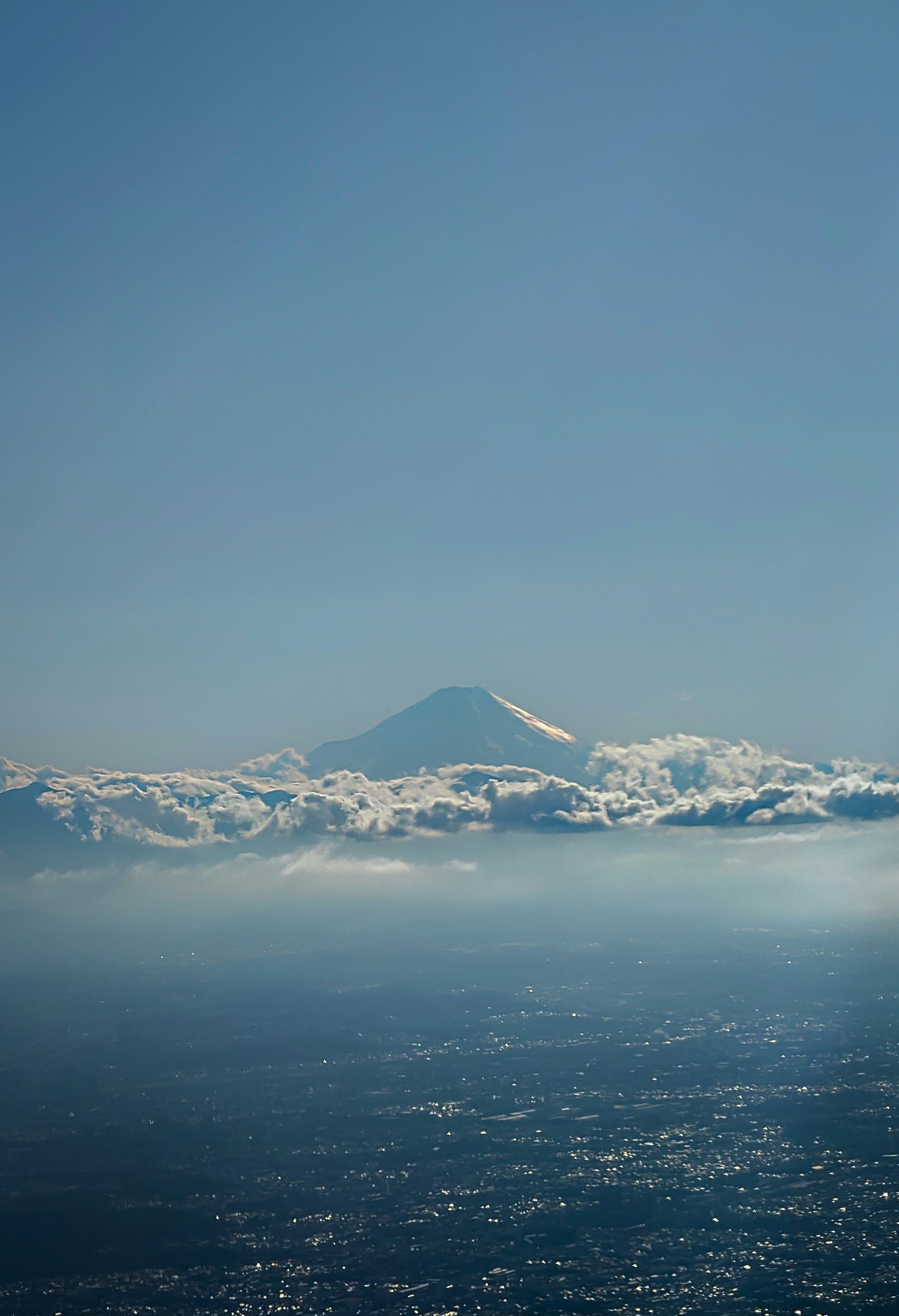 蓝天白云中浮现的富士山景观