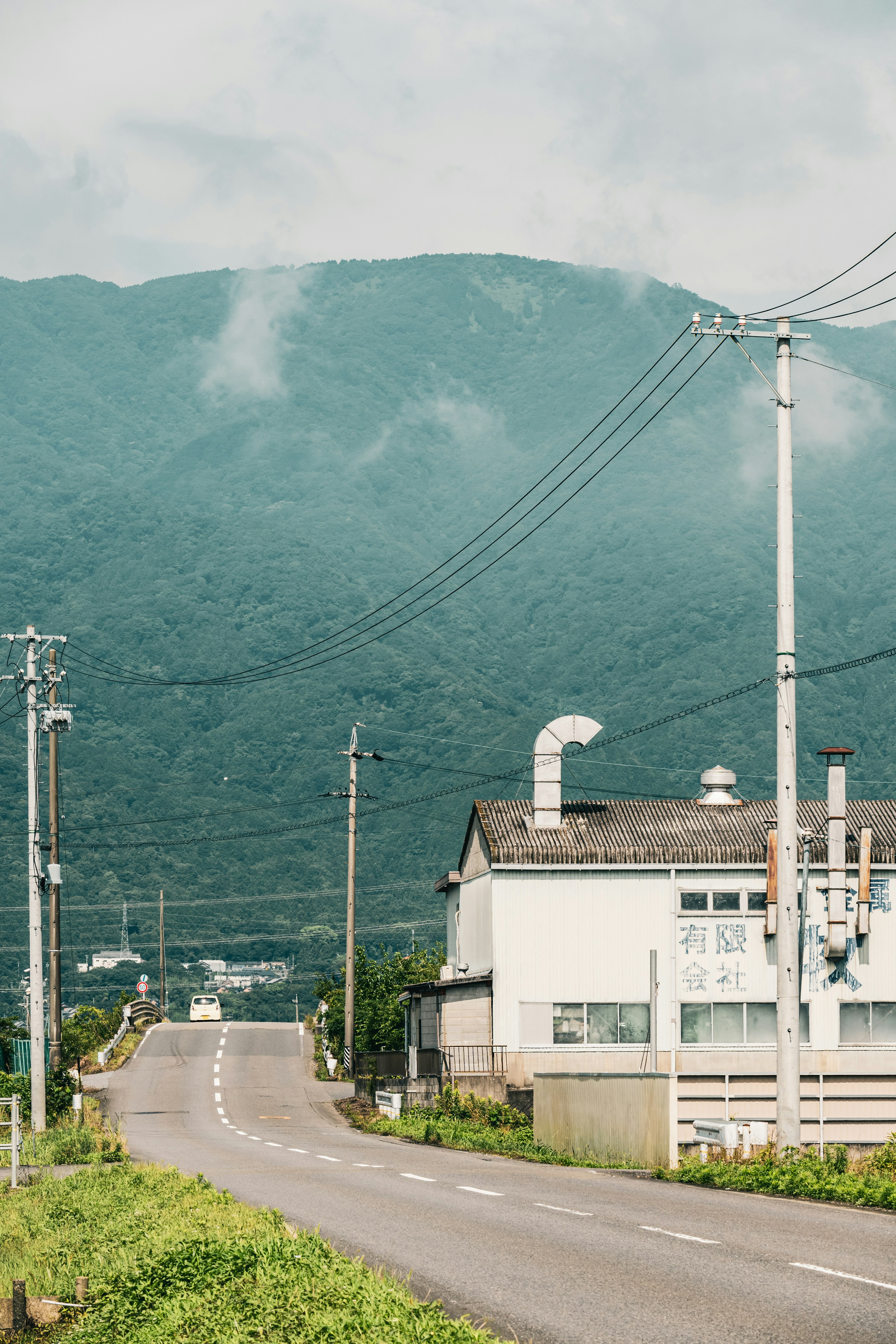 山に囲まれた田舎の道路と建物の風景