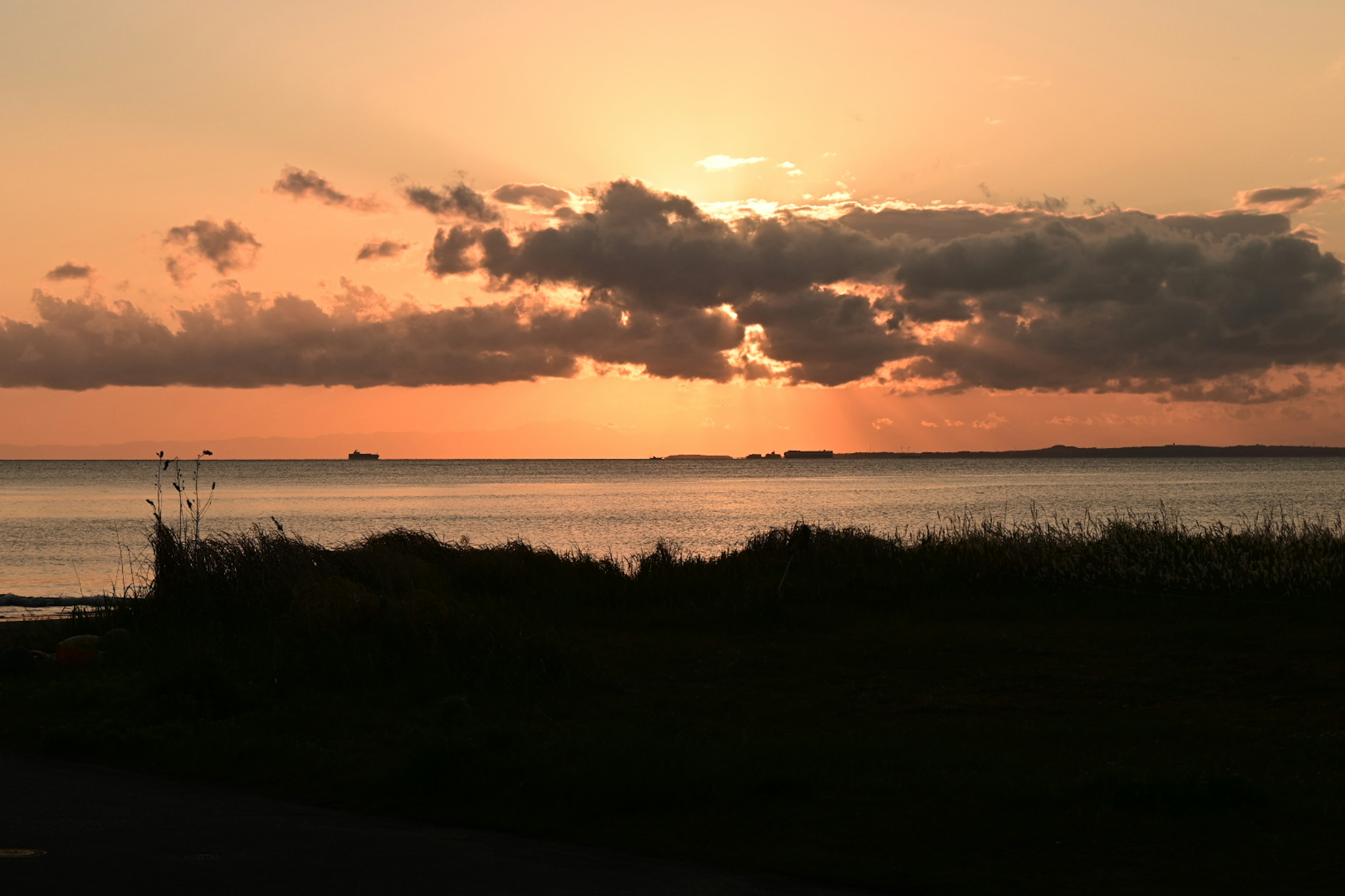 穏やかな海の景色と夕日が映える空の色合い