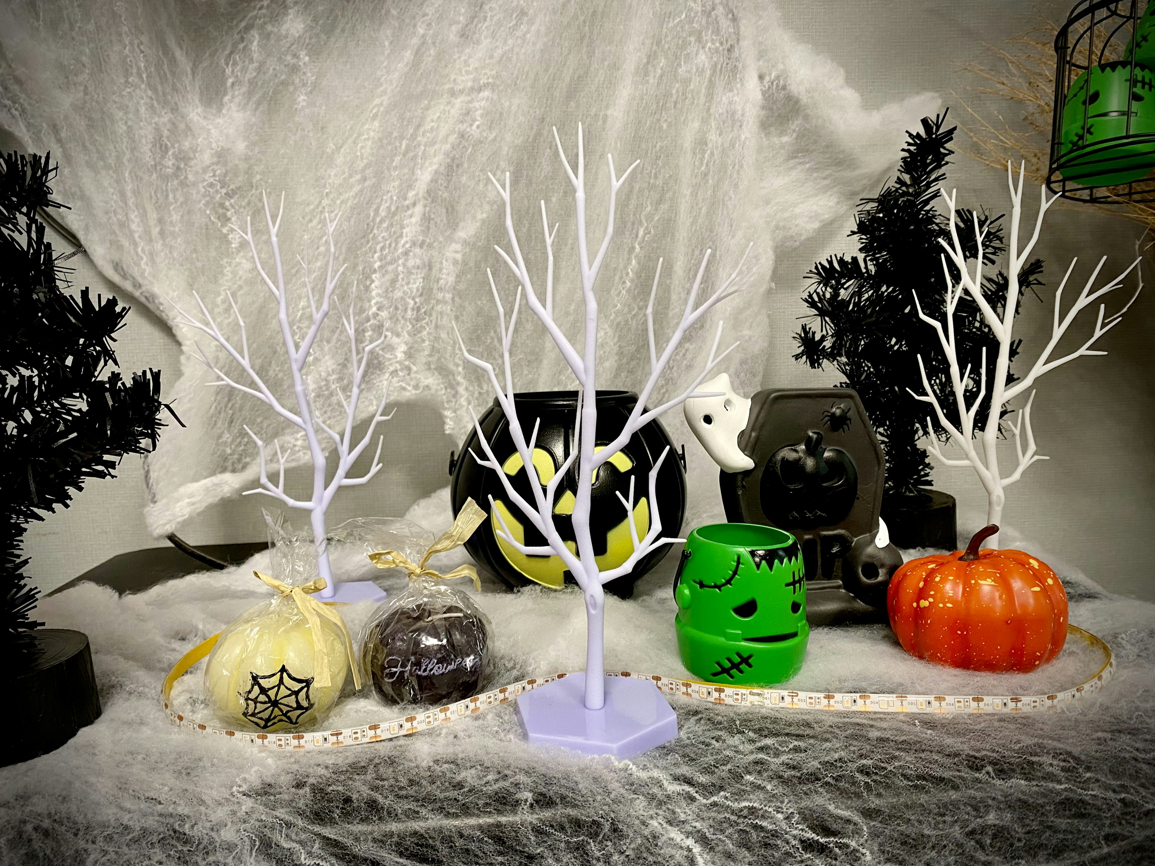 Decorazione di Halloween con alberi bianchi e zucche decorative