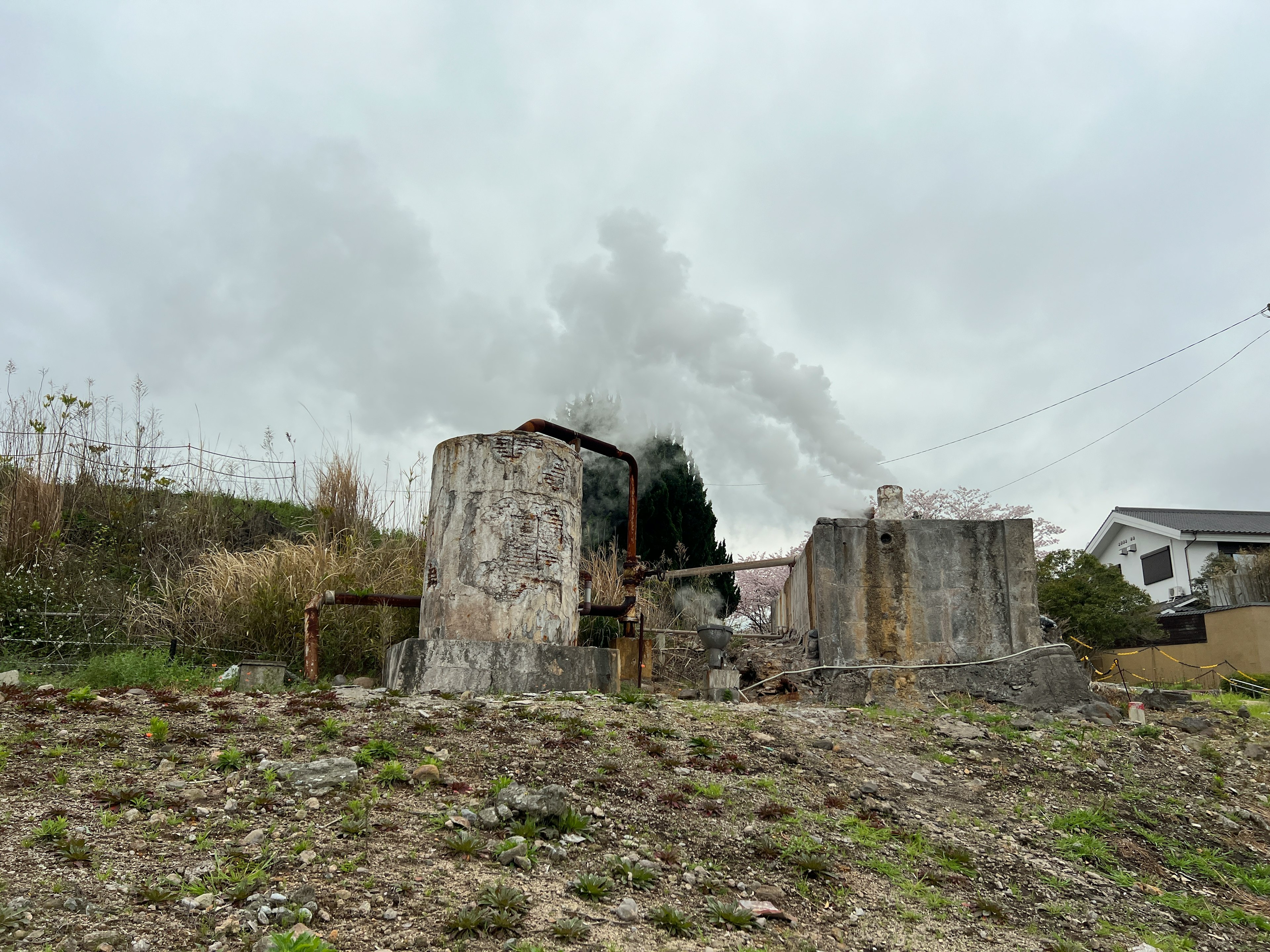 Bâtiments en ruine émettant de la fumée avec un paysage désertique