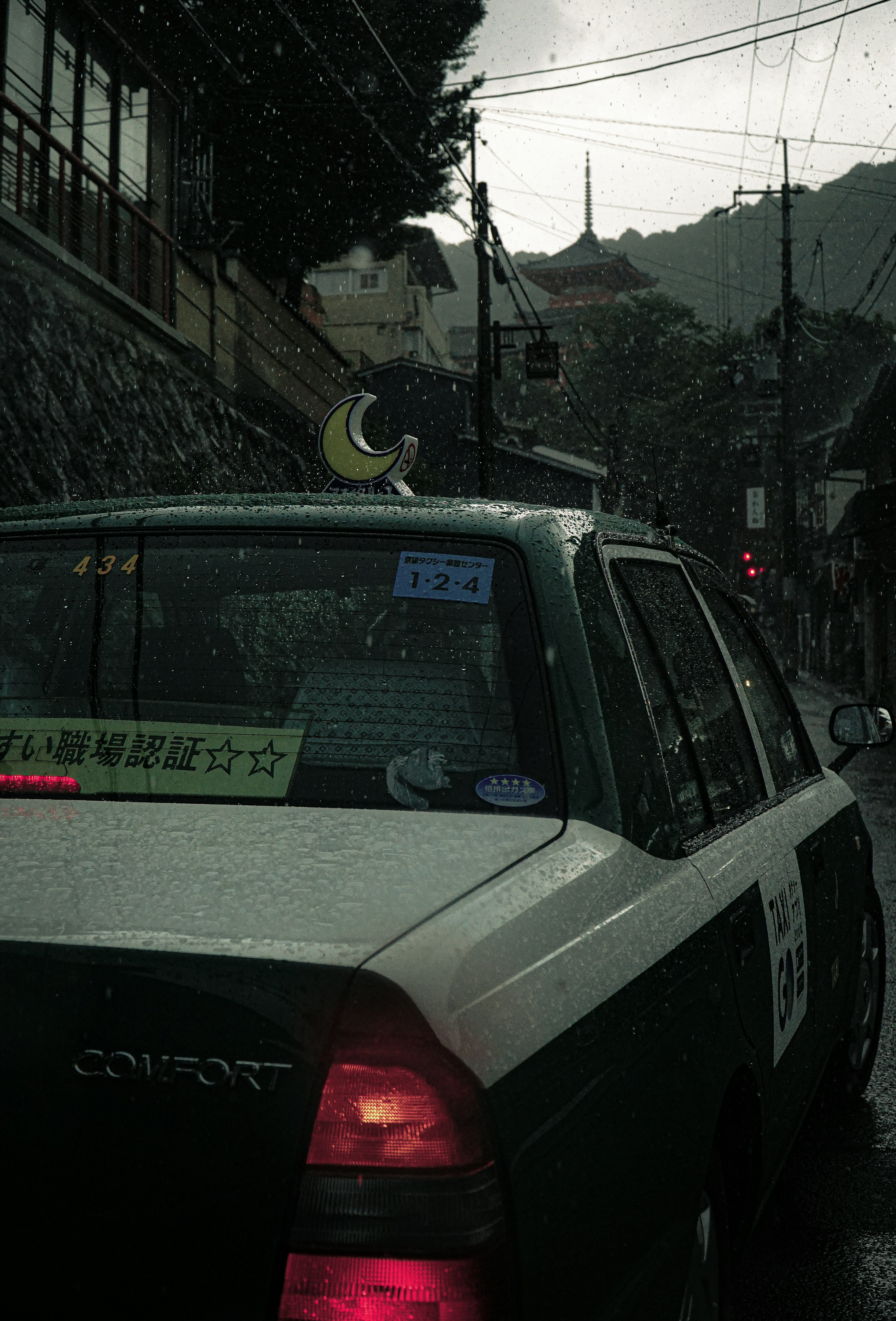 Taxi roulant sous la pluie avec un paysage de montagne en arrière-plan