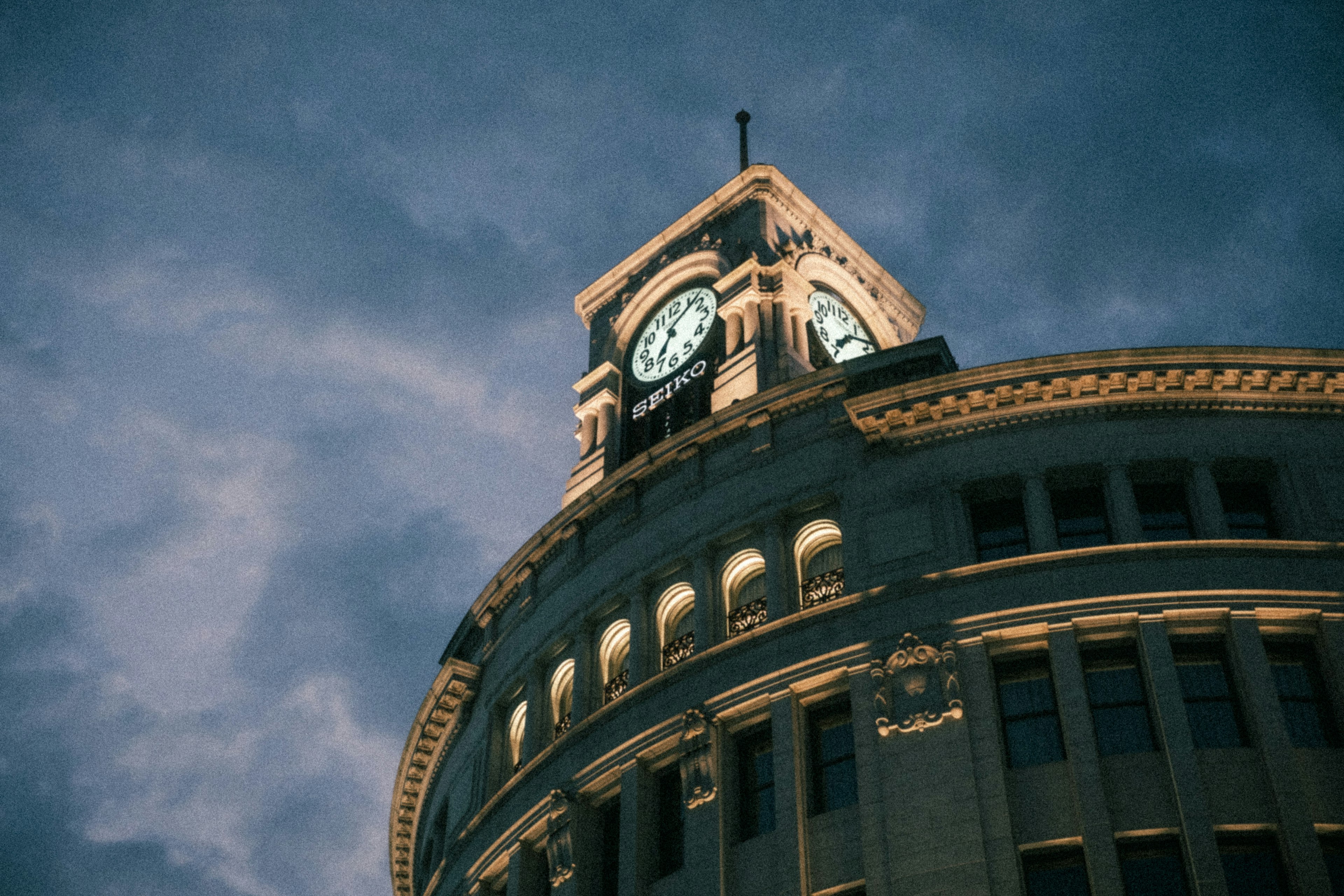 Edificio histórico con torre del reloj de noche