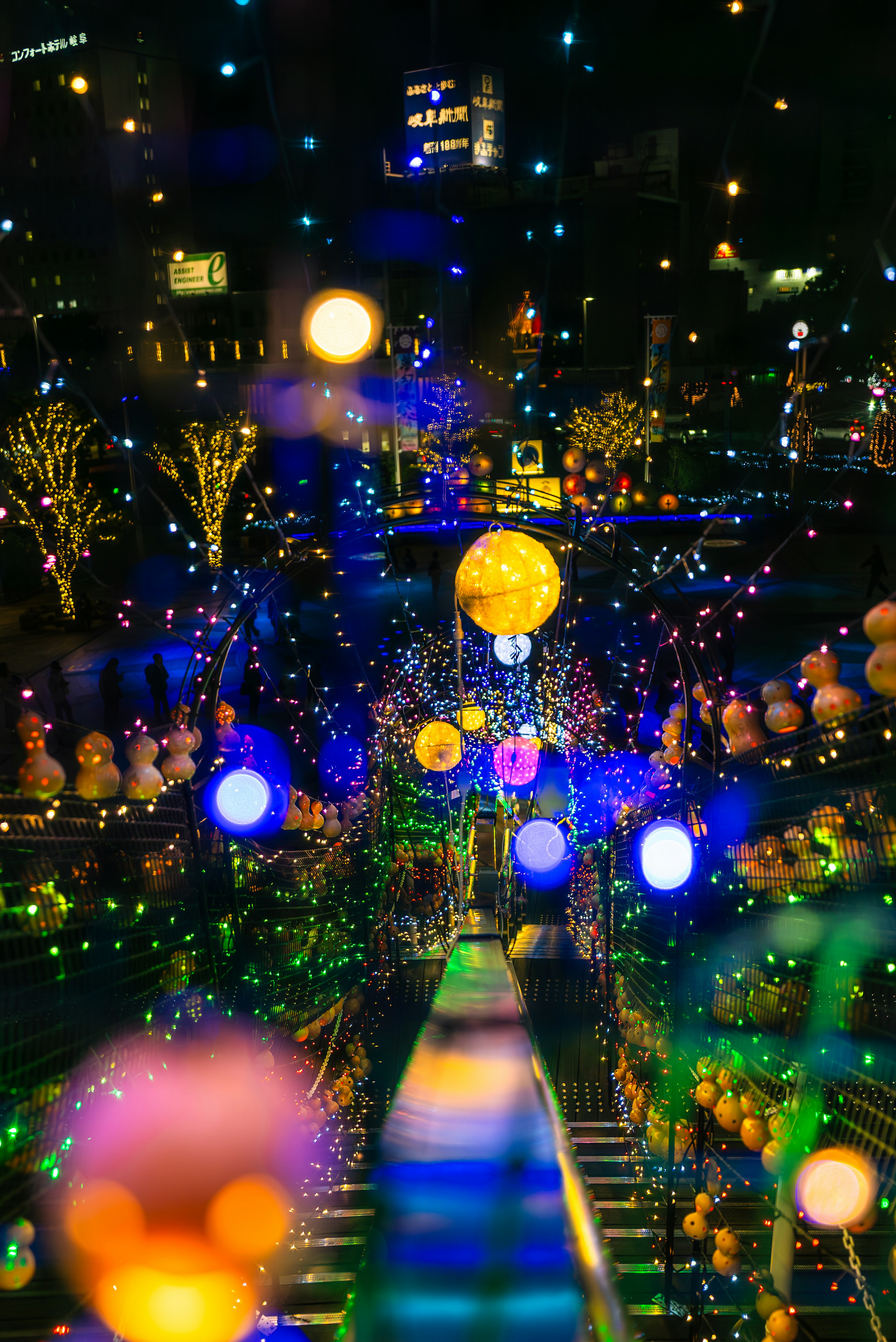 Paysage urbain illuminé coloré avec des lumières et des décorations vibrantes