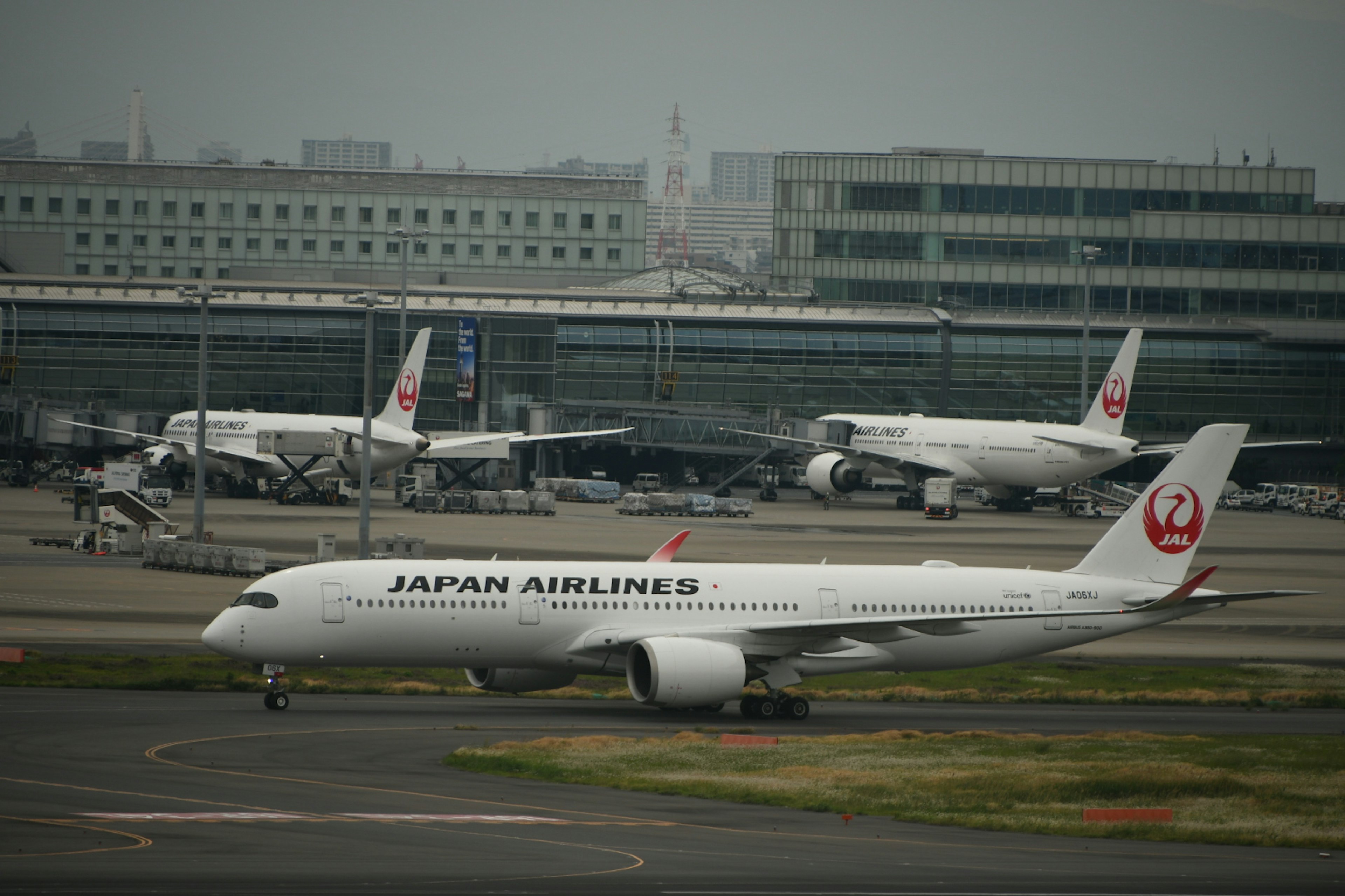 เครื่องบิน Japan Airlines กำลังเคลื่อนที่ที่สนามบิน