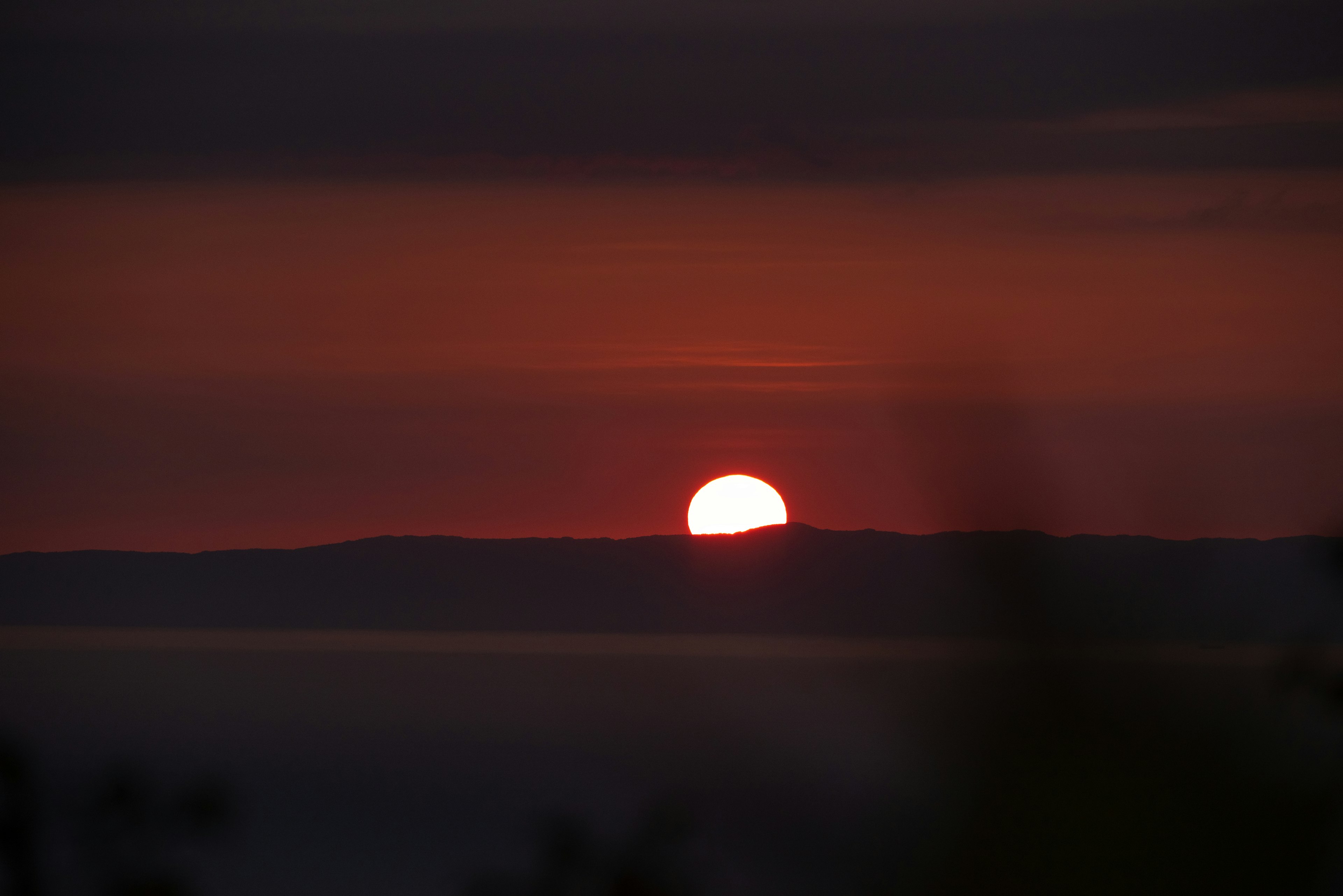 Wunderschöner Sonnenuntergang über dem Horizont mit lebhaften Farben