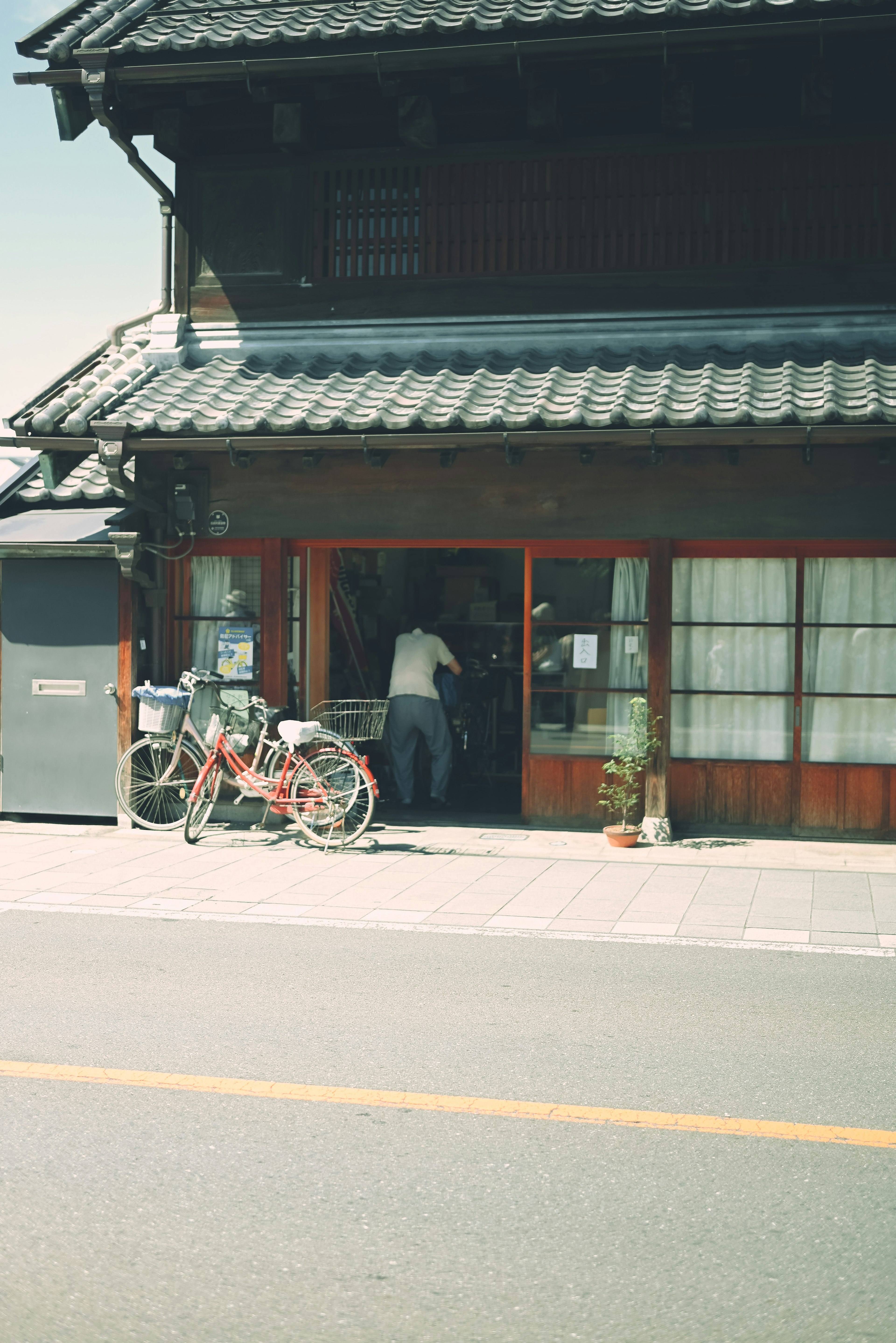 Ein traditionelles japanisches Gebäude mit einem Fahrrad davor