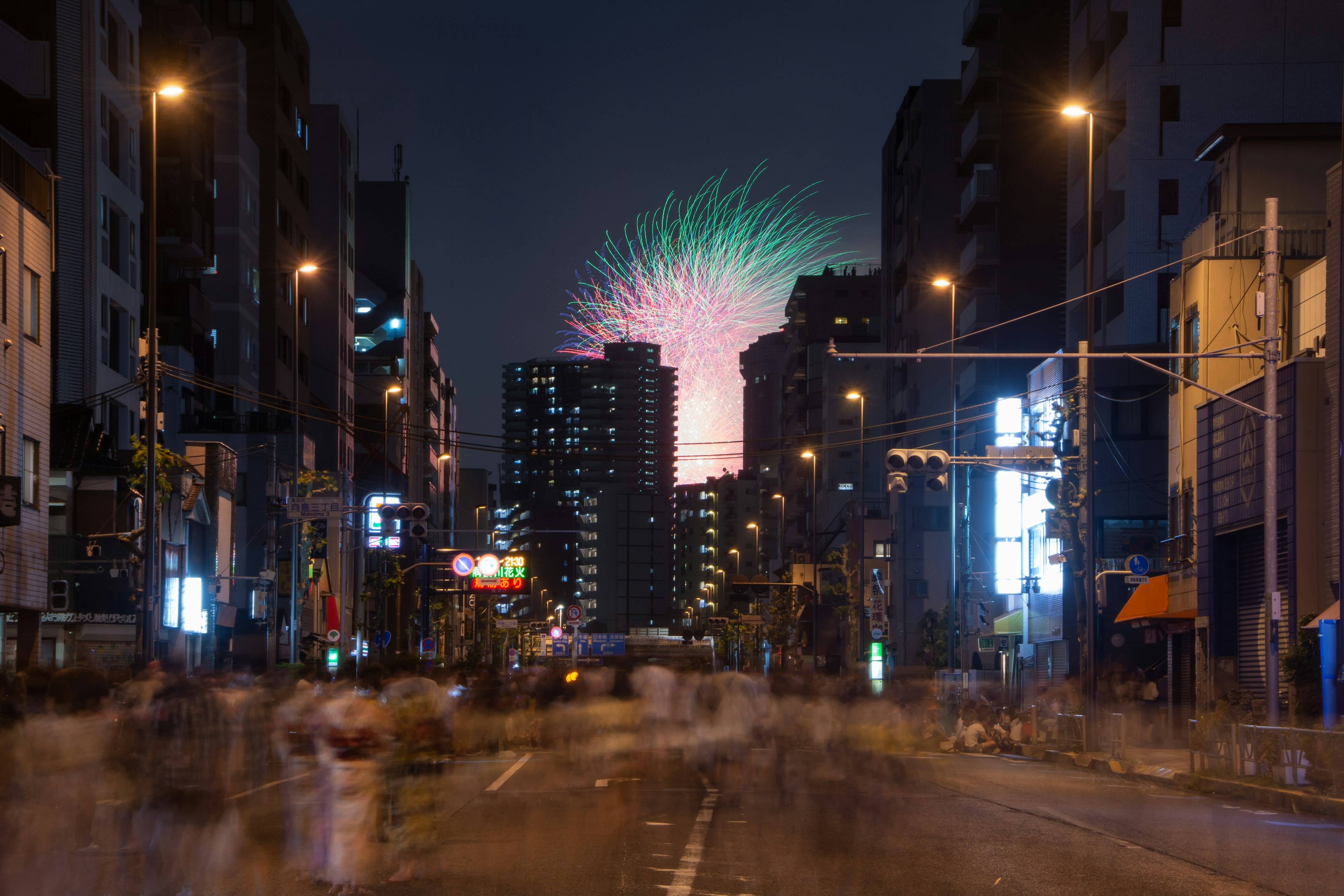 夜空に花火が打ち上げられた都市の風景