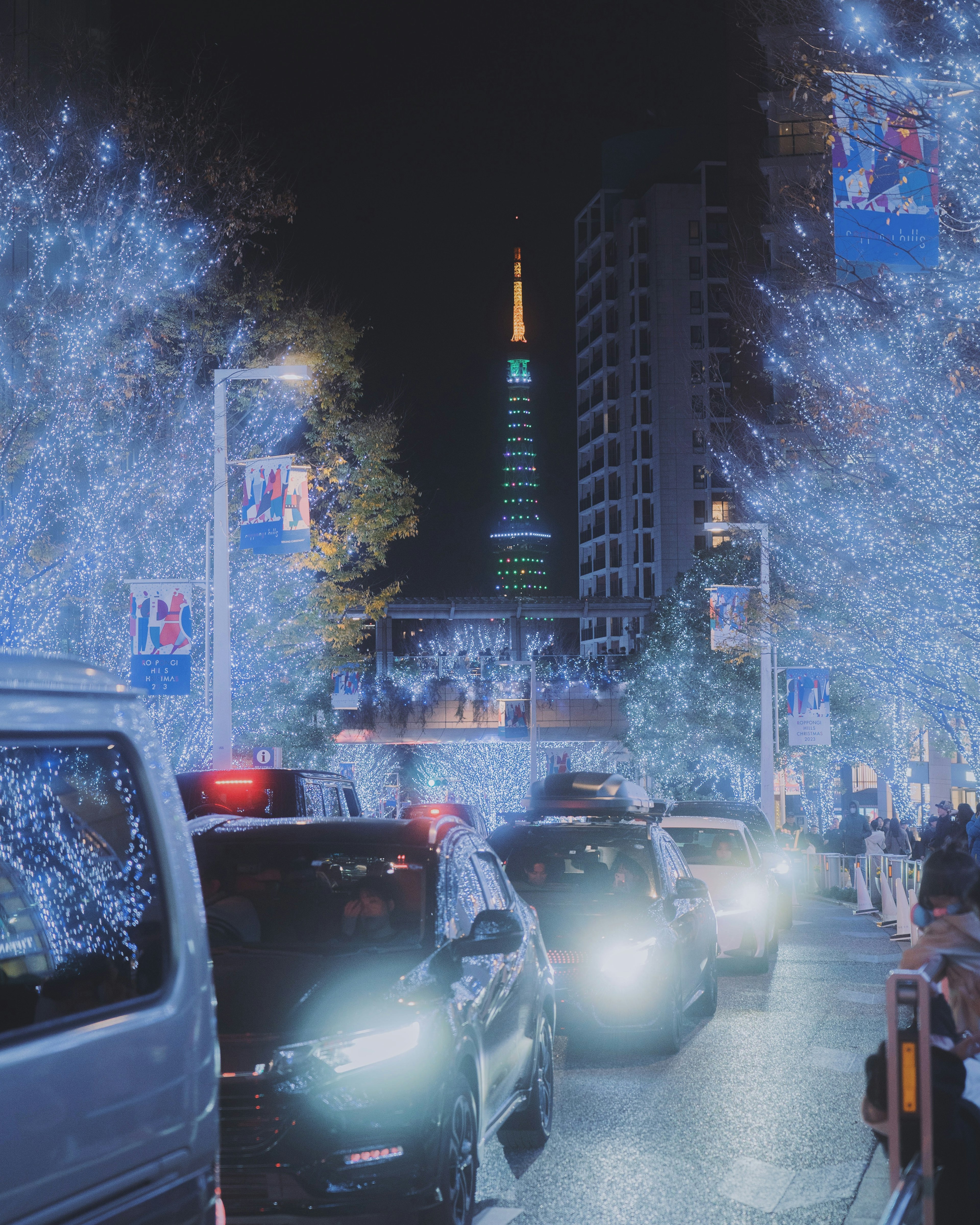 夜景城市景觀，背景有東京塔和燈光裝飾的樹木