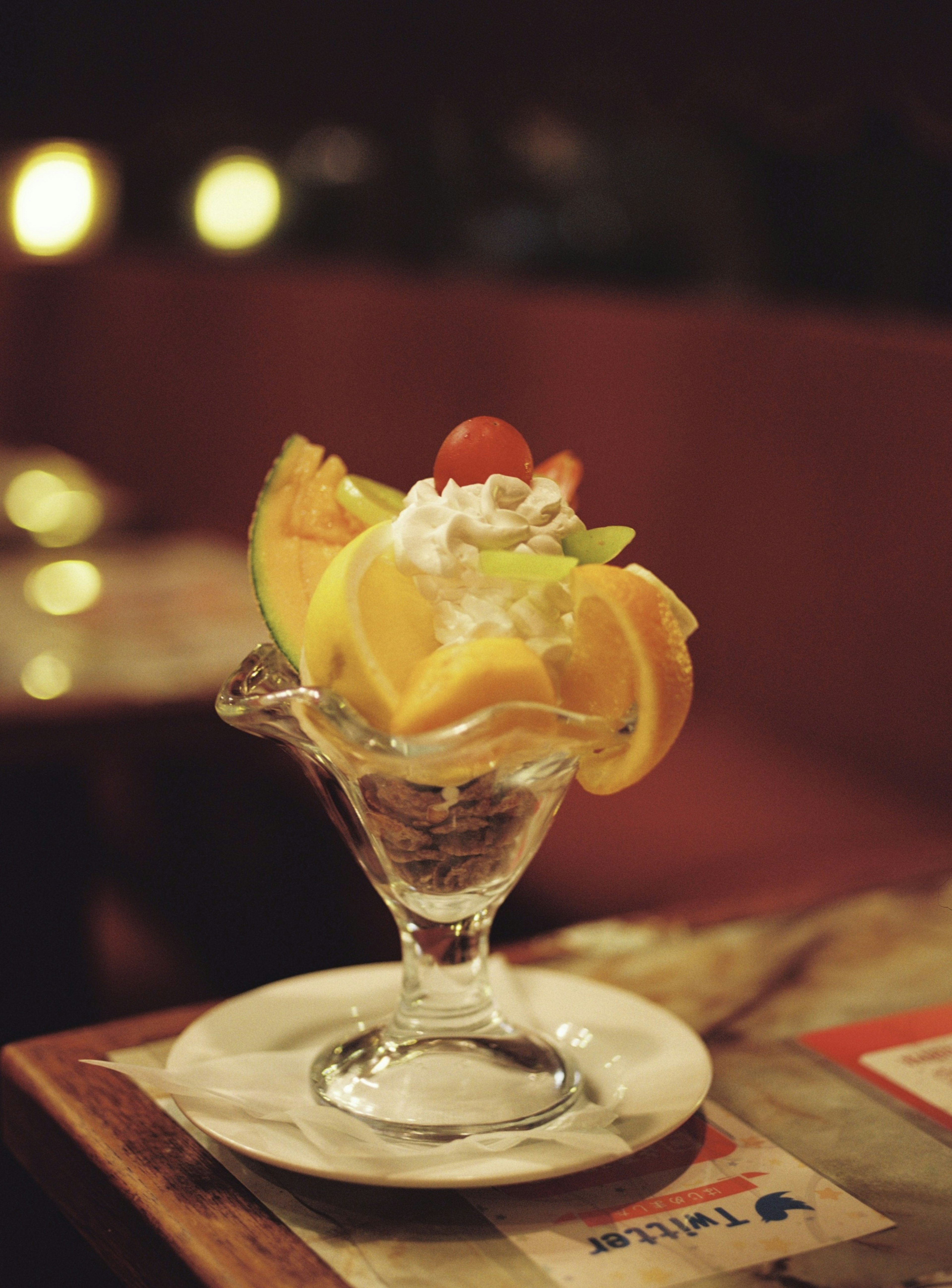 Sundae de fruits coloré garni de crème et d'une cerise