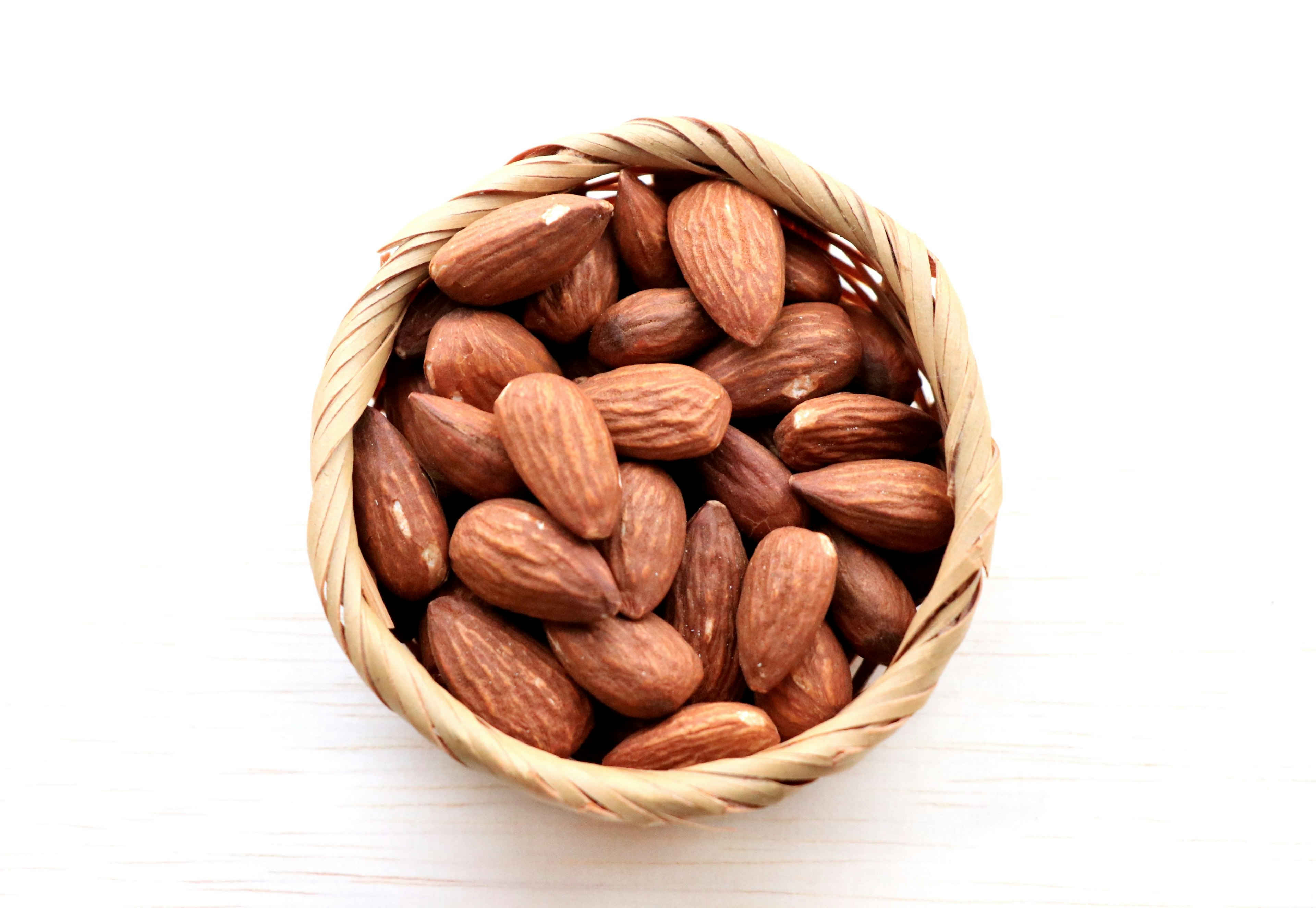 Gambar almond dalam keranjang anyaman