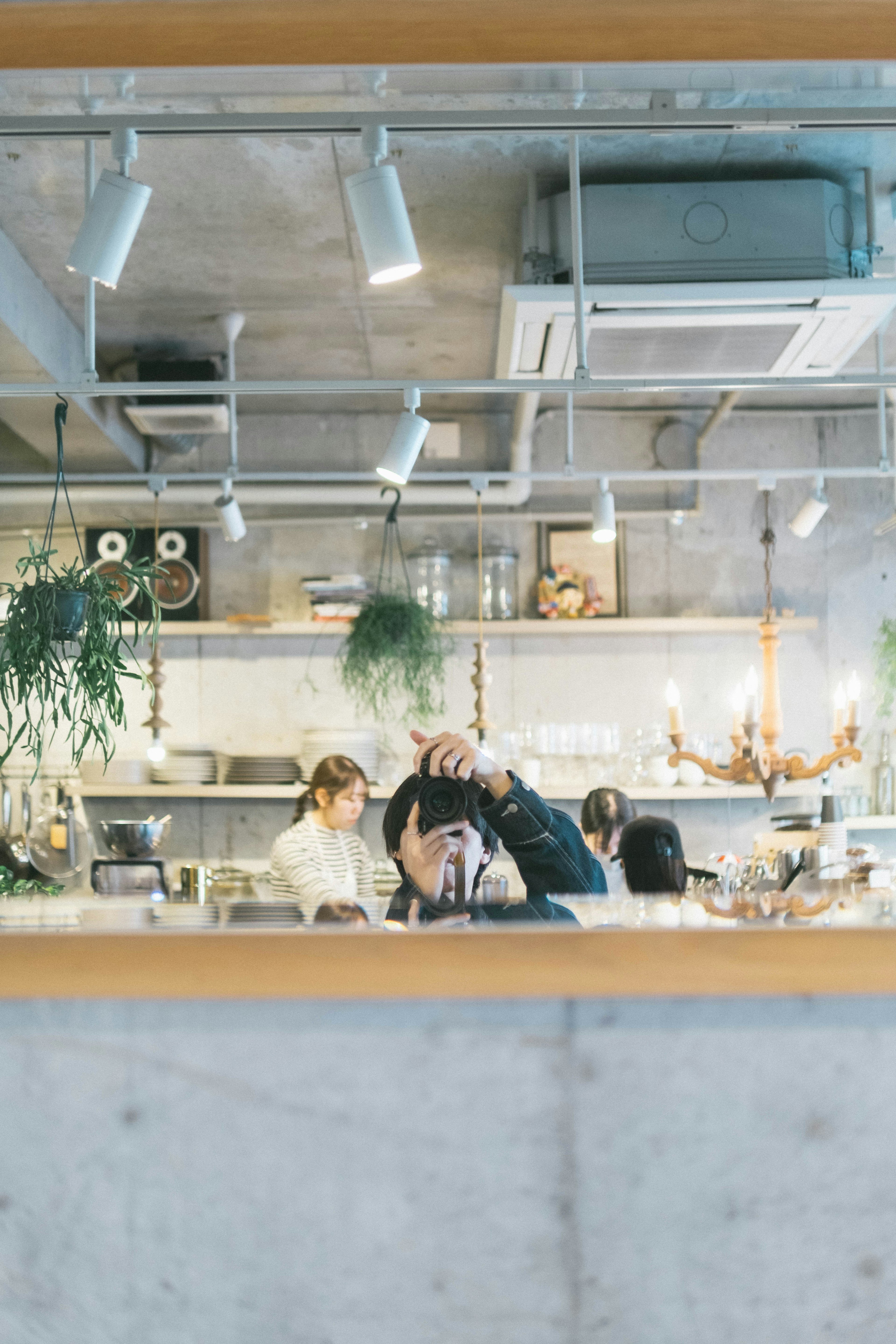 Réflexion de personnes et de plantes dans un miroir d'intérieur de café