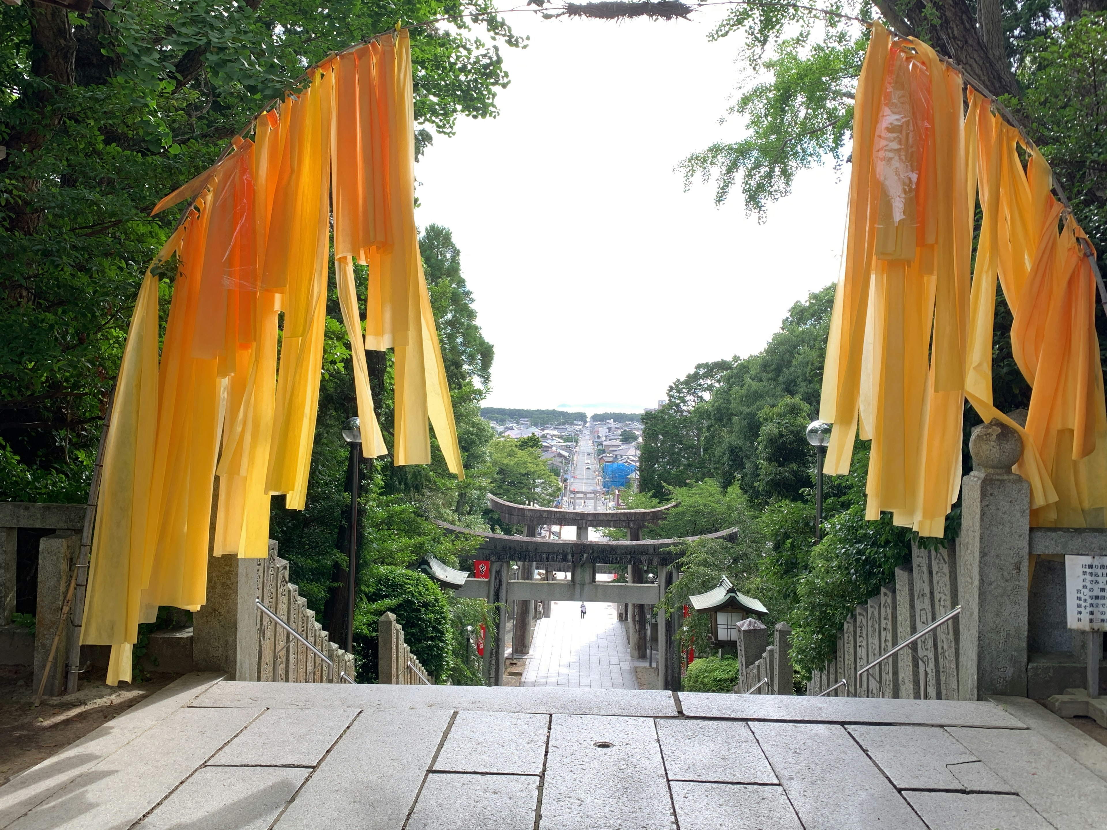 黄色の布がかかる神社の入り口からの眺め 参道が続く