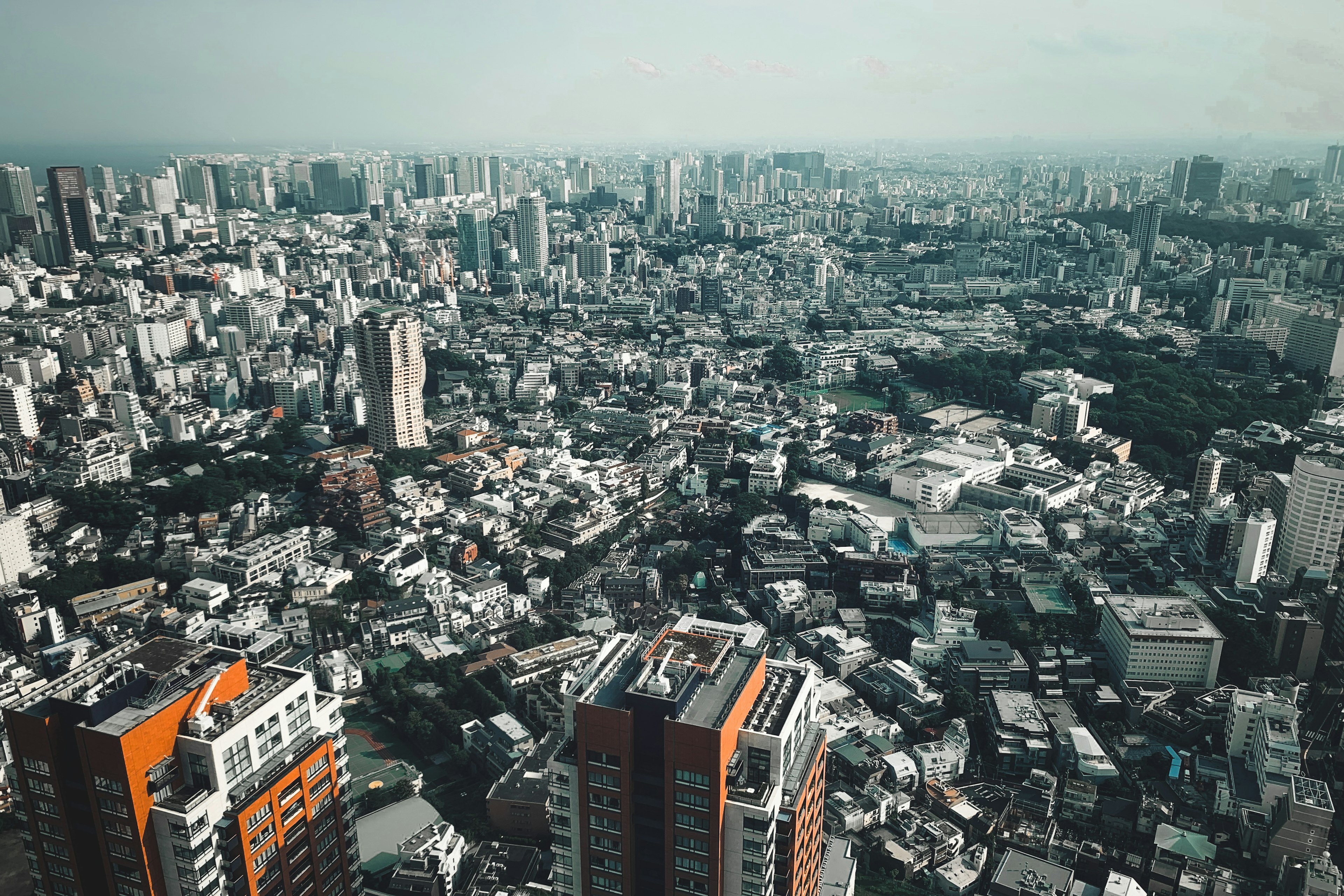 Vue panoramique des gratte-ciel urbains et des quartiers étendus