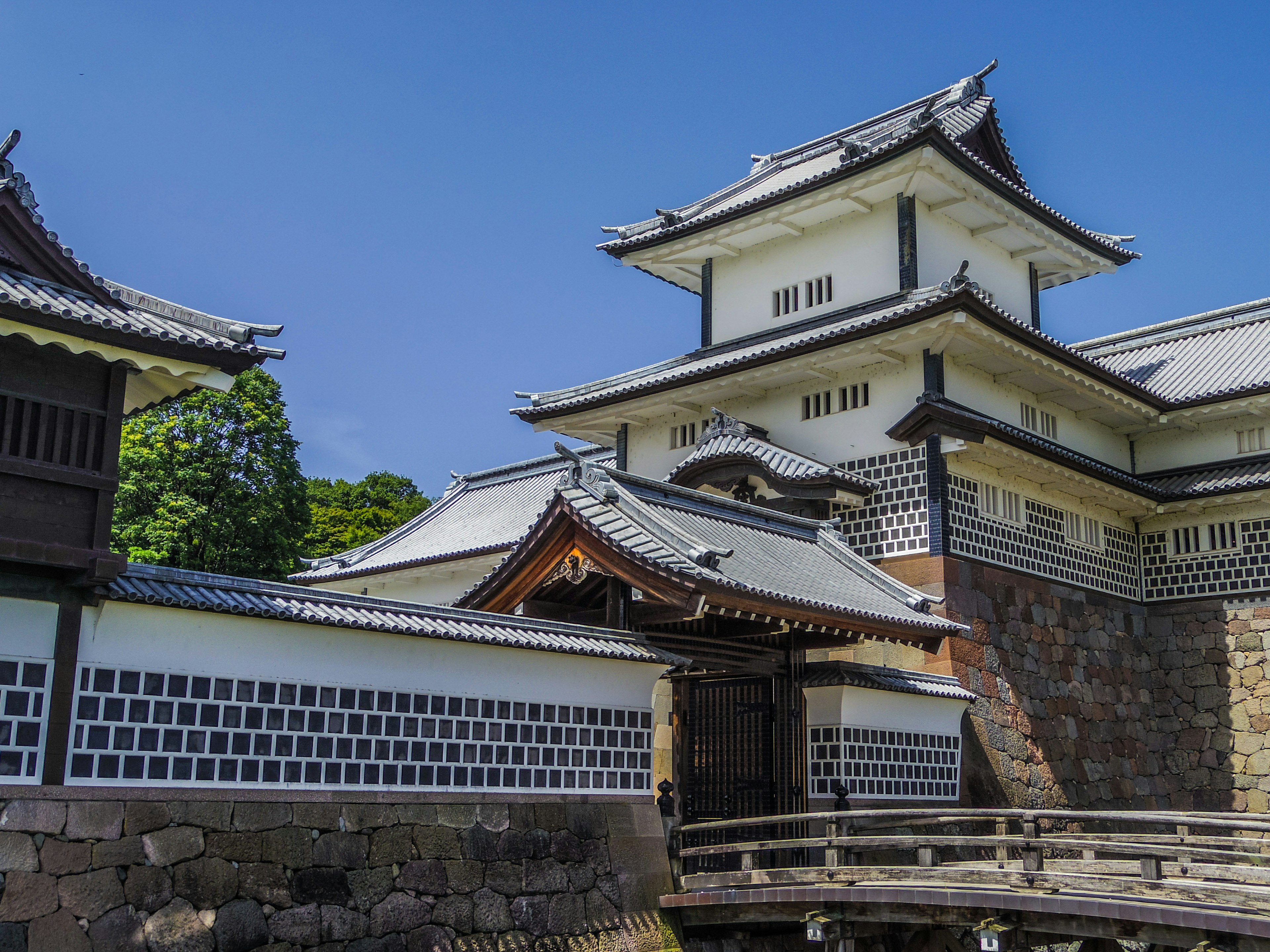 Pemandangan menakjubkan dari kastil Jepang yang menunjukkan arsitektur tradisional