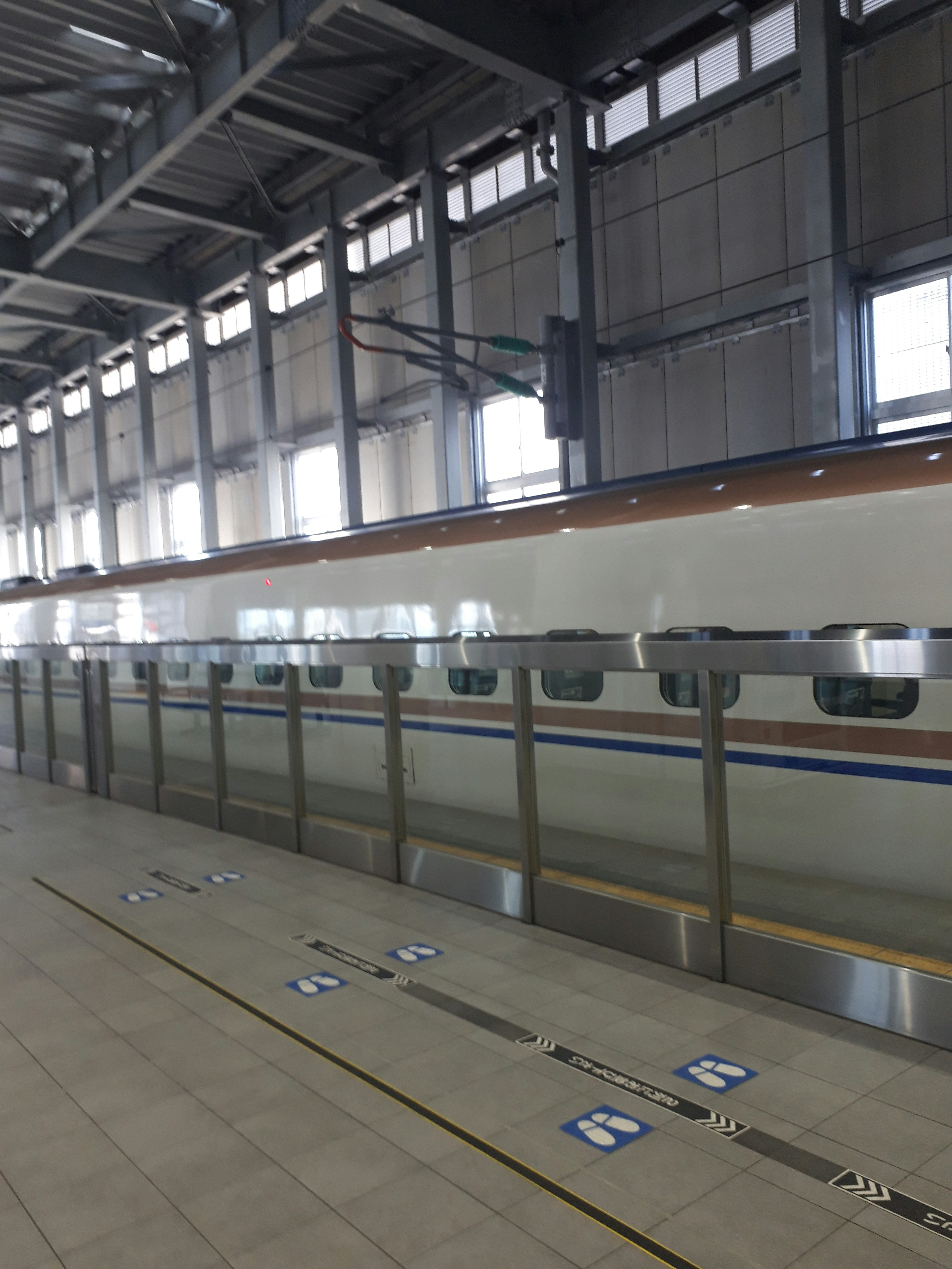 Train Shinkansen dans une gare avec architecture moderne