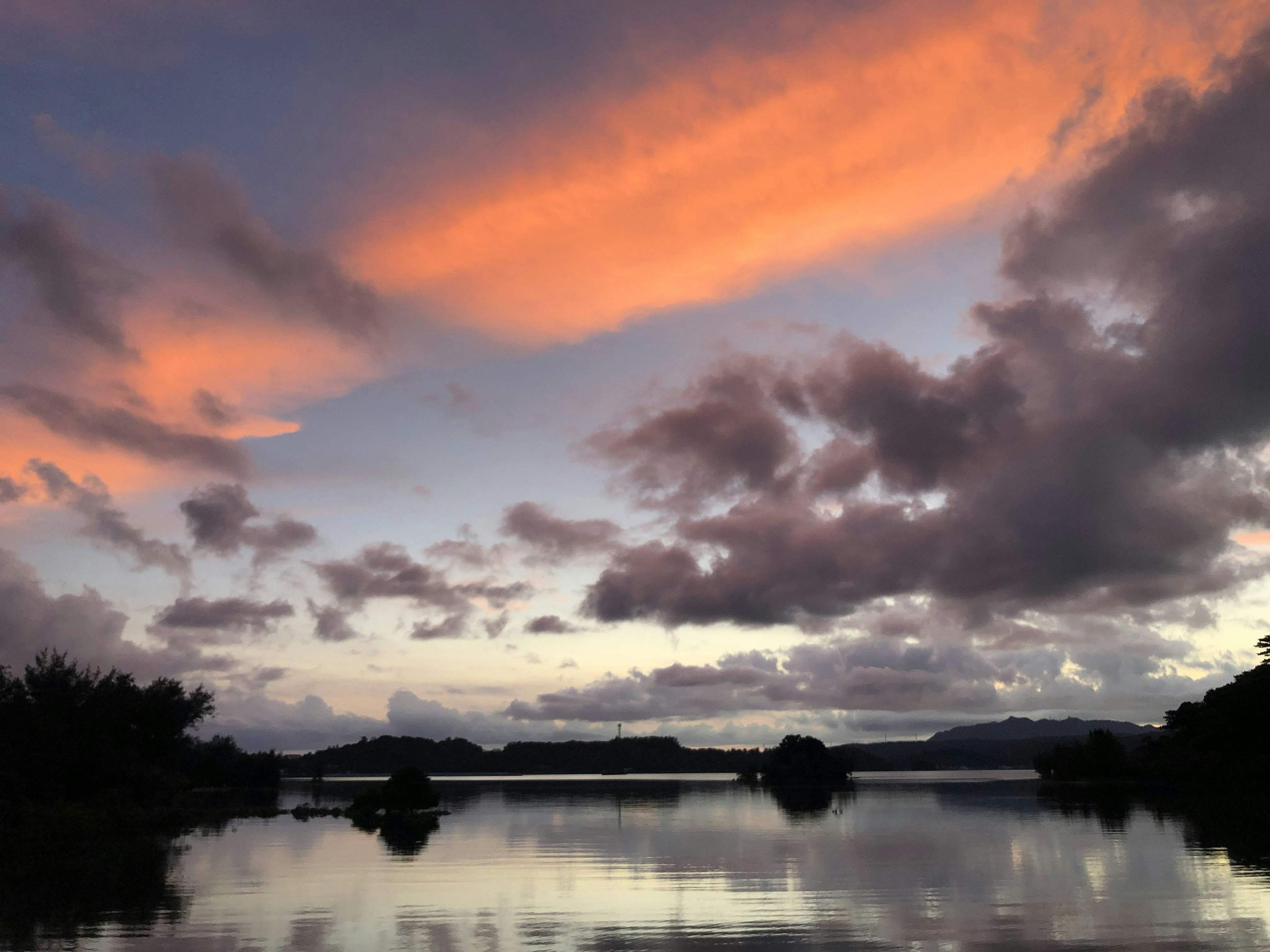 Ciel de coucher de soleil magnifique avec un paysage de lac tranquille