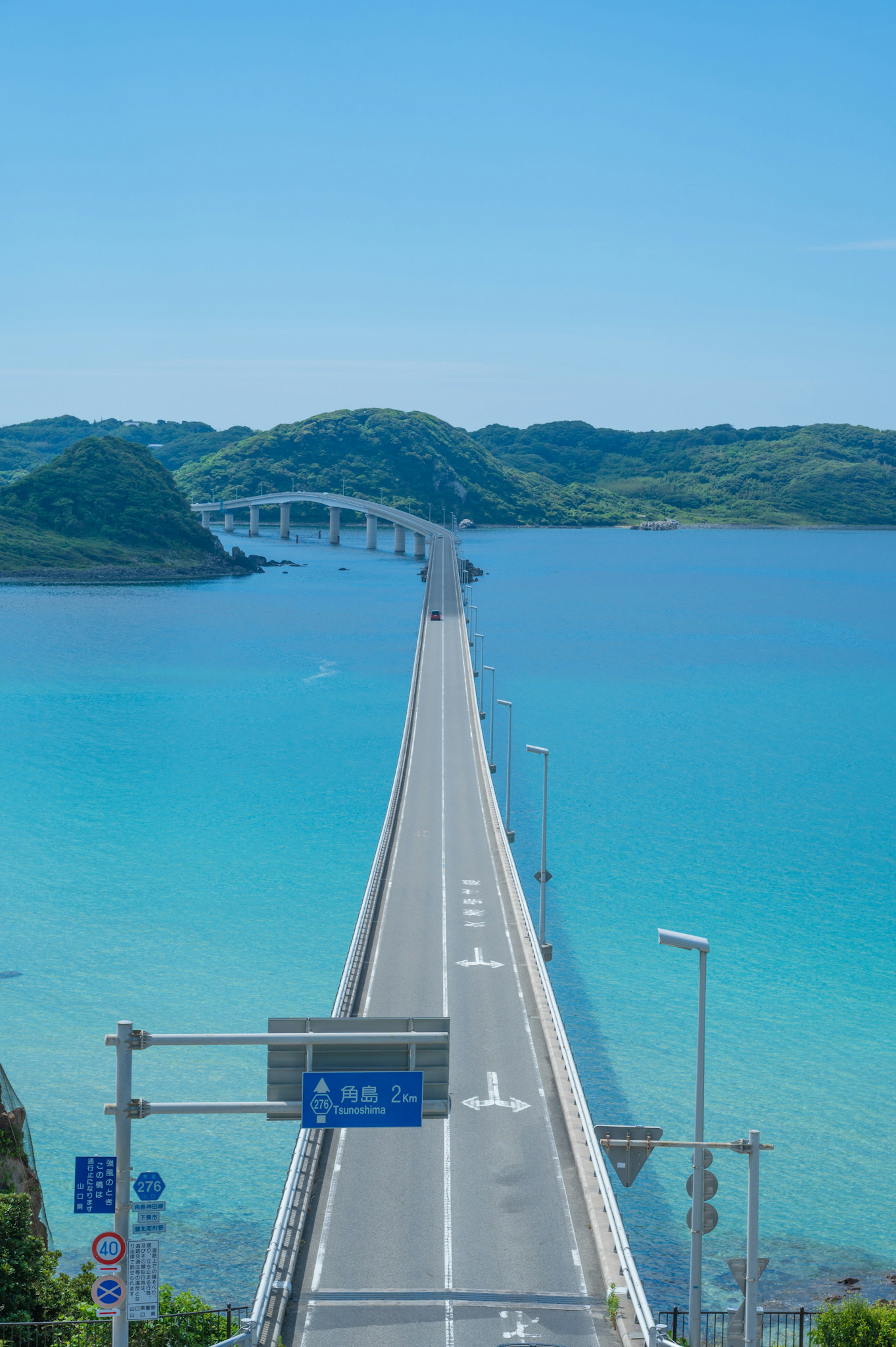 青い海と橋が見える風景