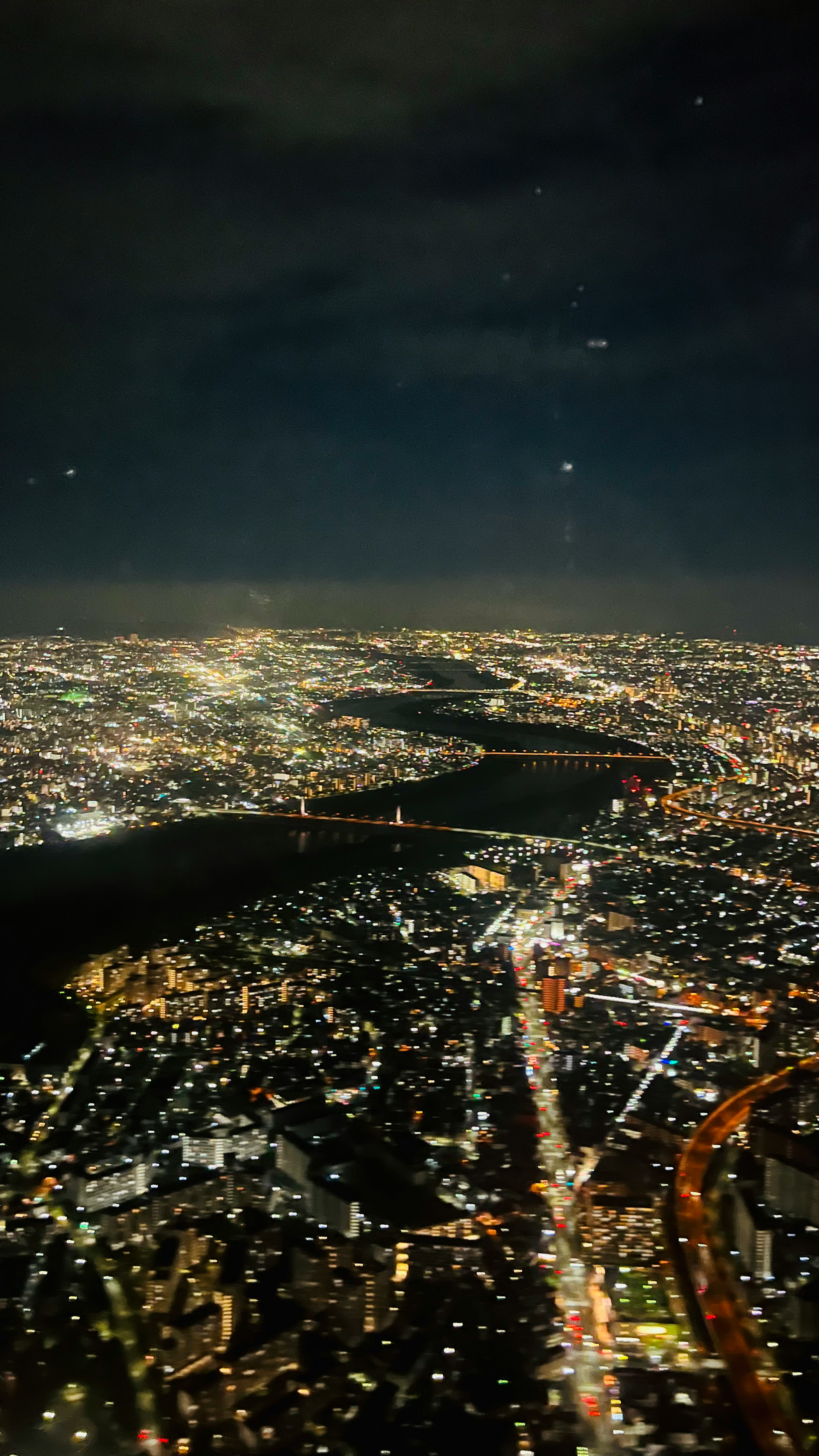 夜晚城市景觀和閃爍的燈光海洋