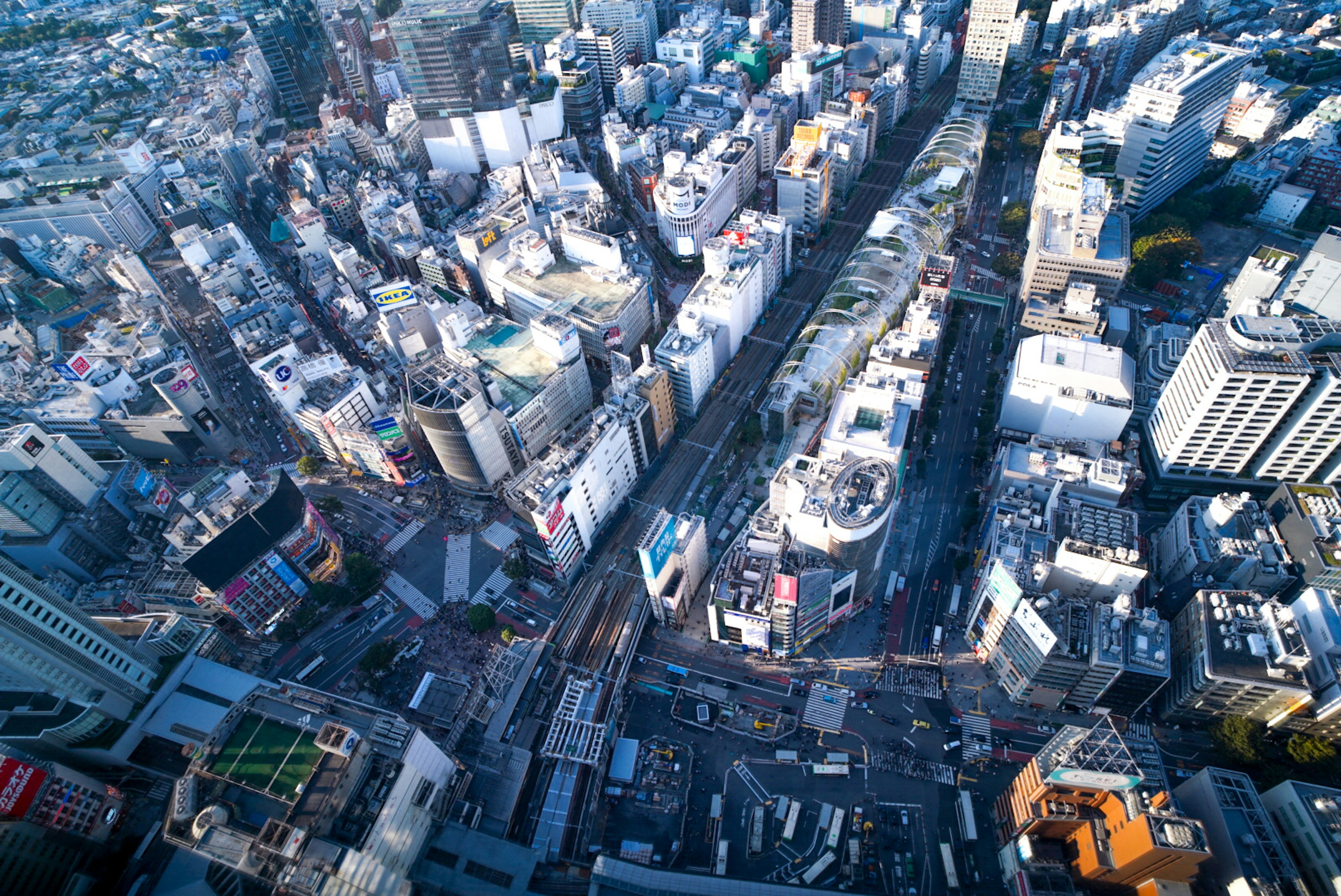 都市の高層ビルと交差点のパノラマビュー