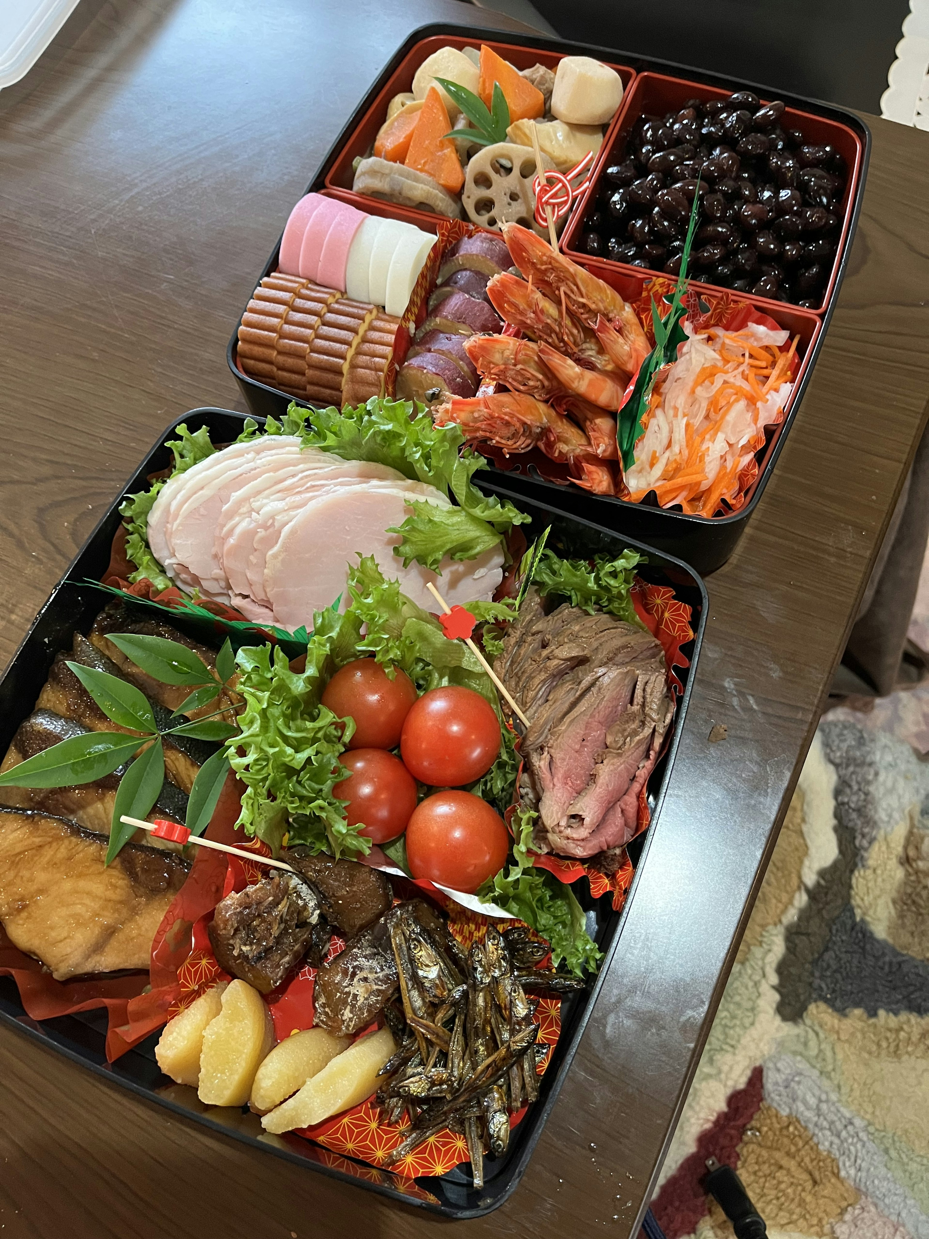 Pajangan indah dari masakan Jepang tradisional osechi dalam kotak bento dua tingkat